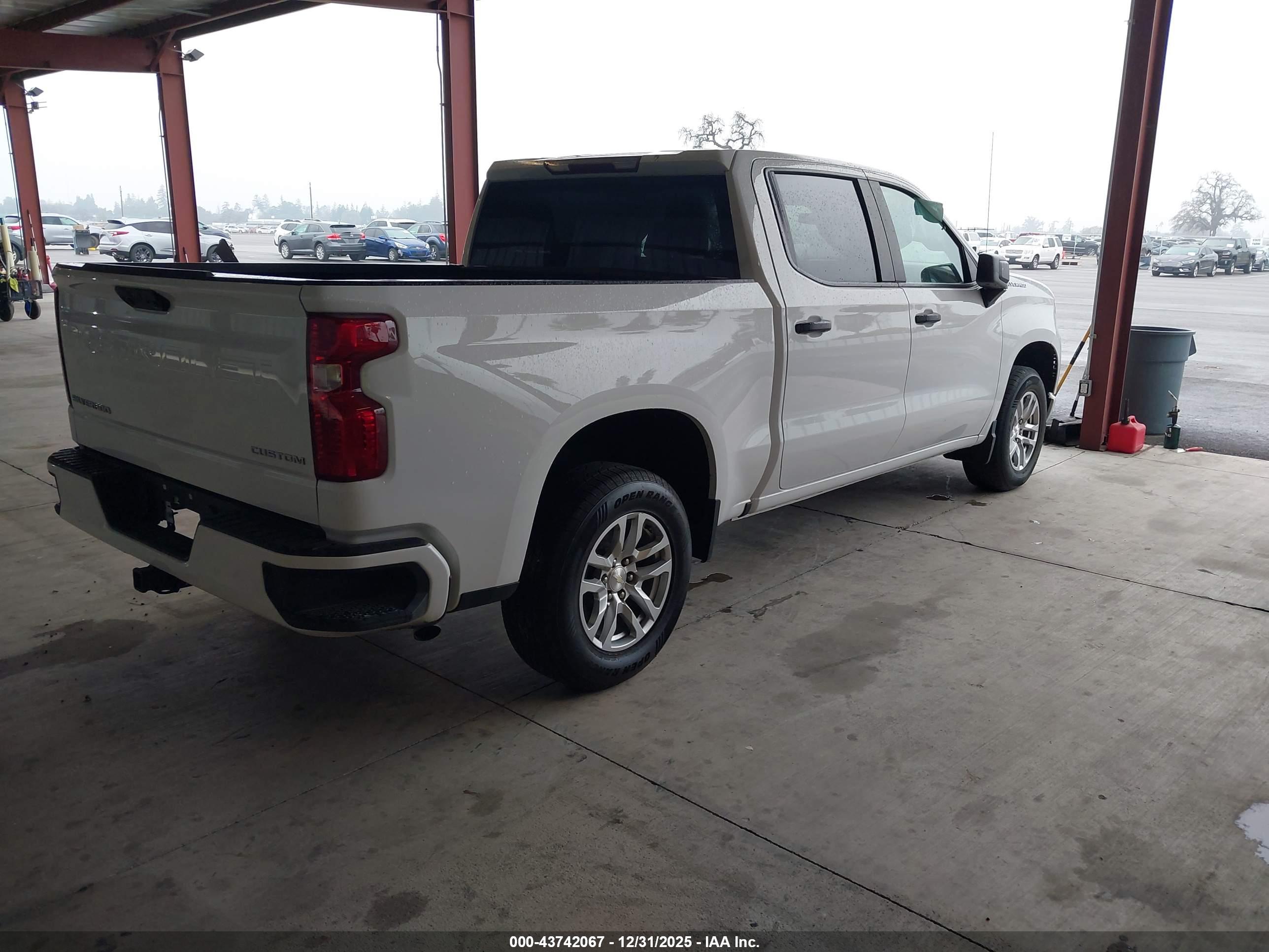 CHEVROLET SILVERADO image 4