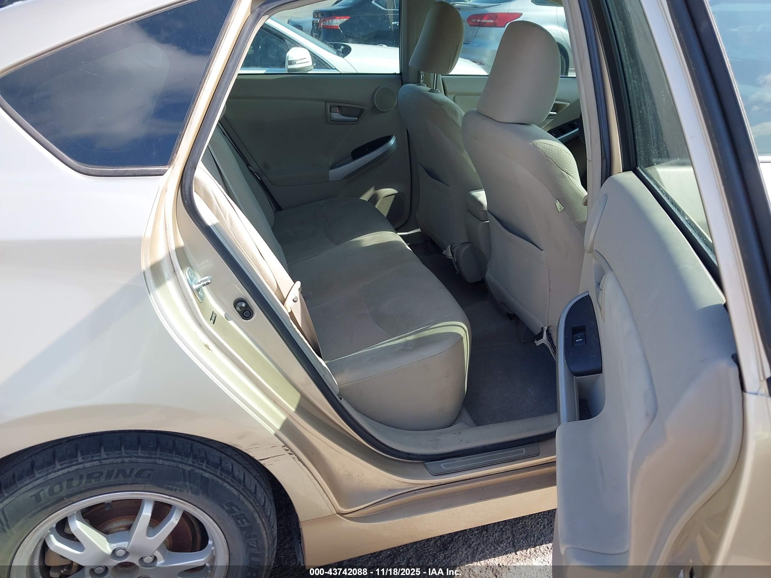 TOYOTA PRIUS image 8