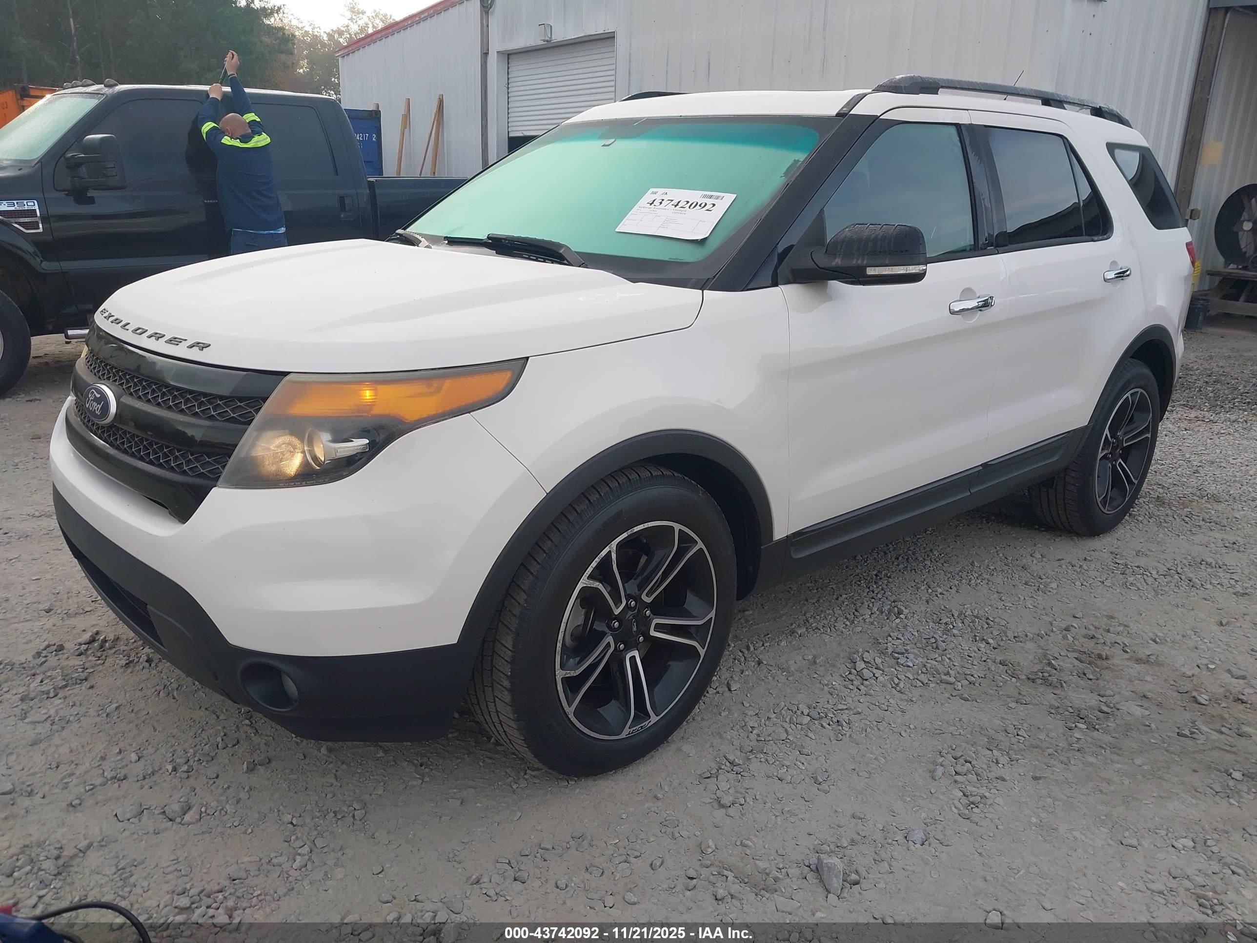 FORD EXPLORER image 2