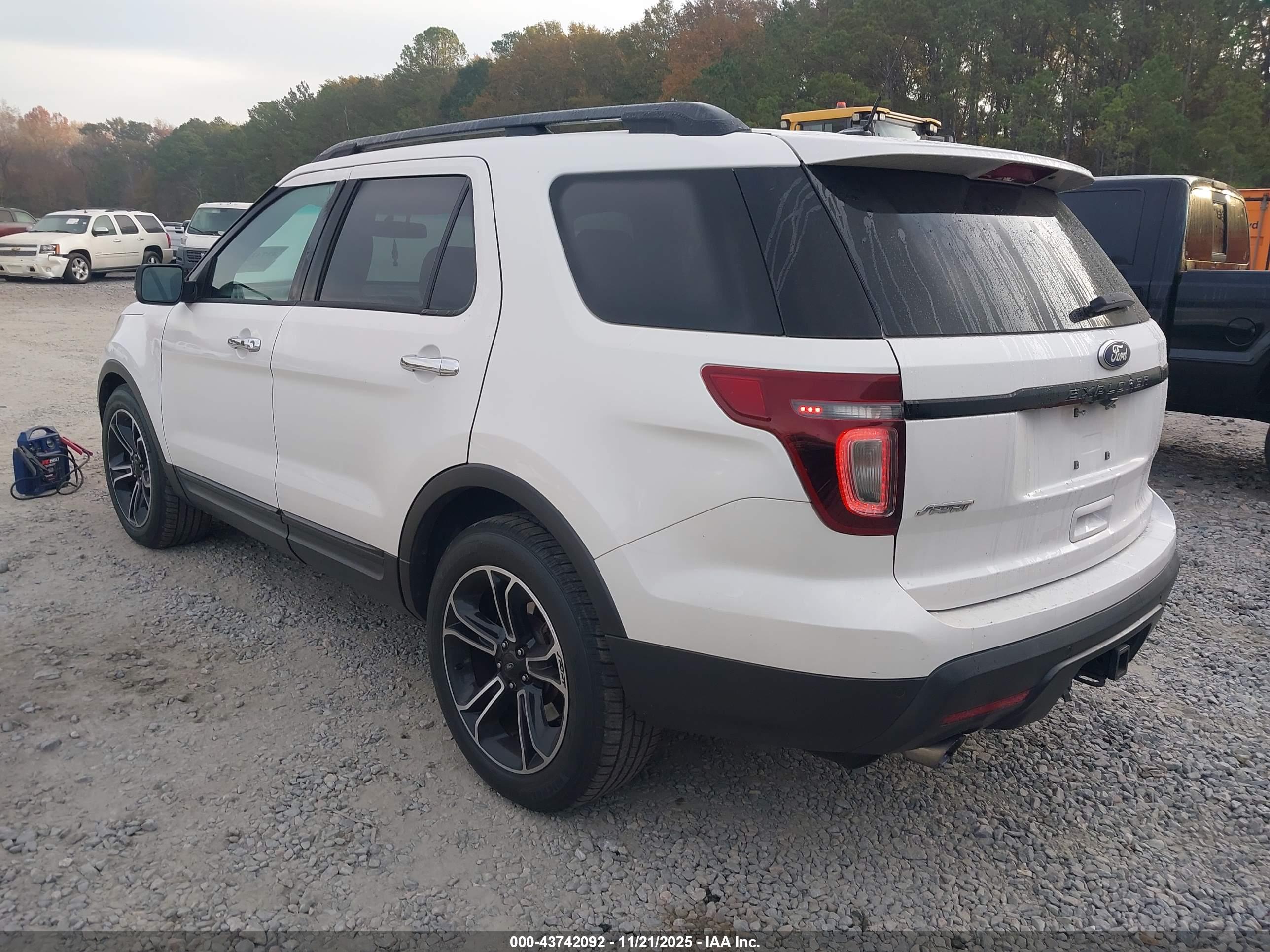 FORD EXPLORER image 3