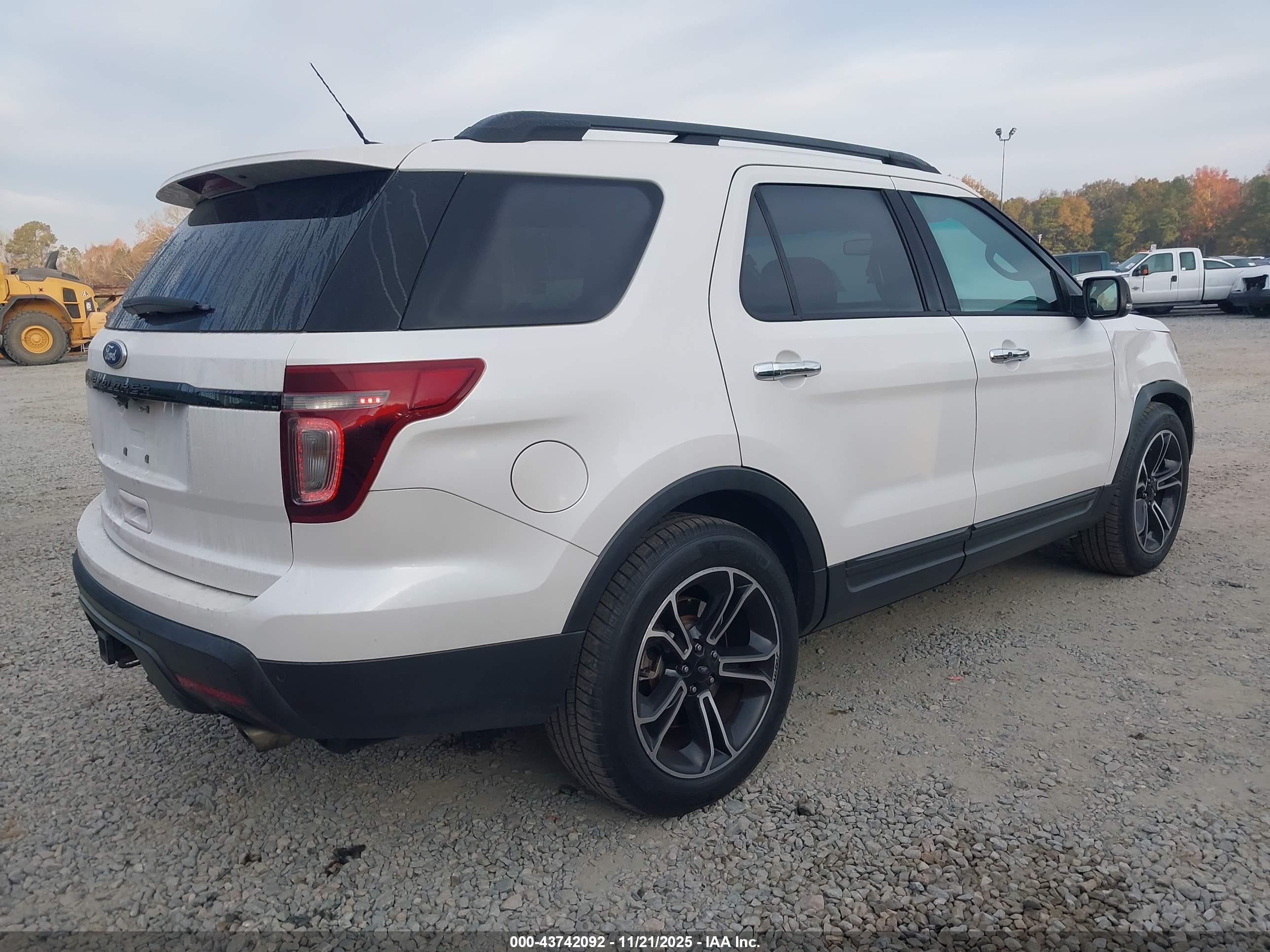 FORD EXPLORER image 4