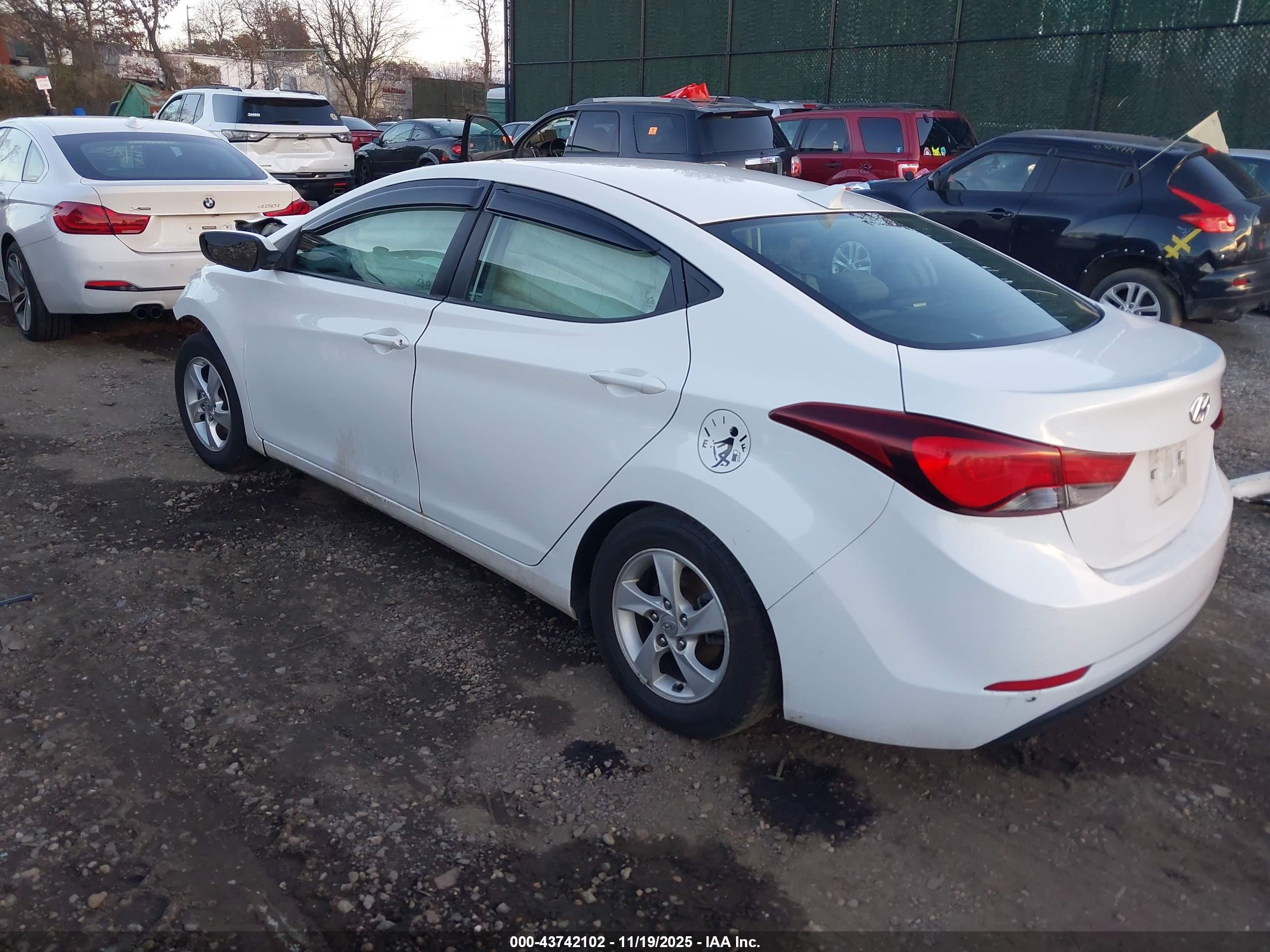 HYUNDAI ELANTRA image 3