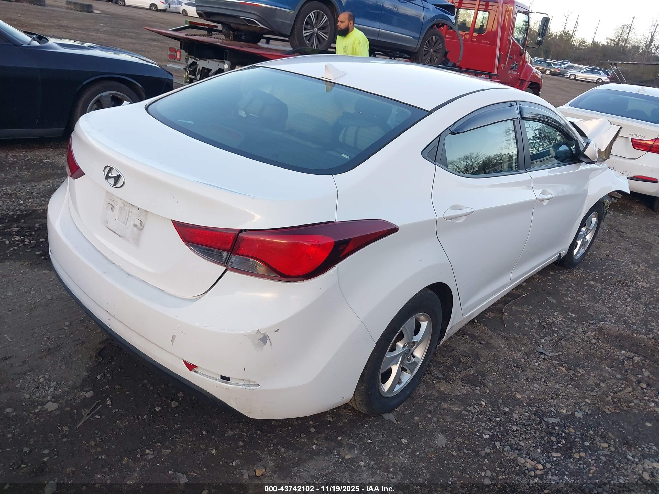 HYUNDAI ELANTRA image 4
