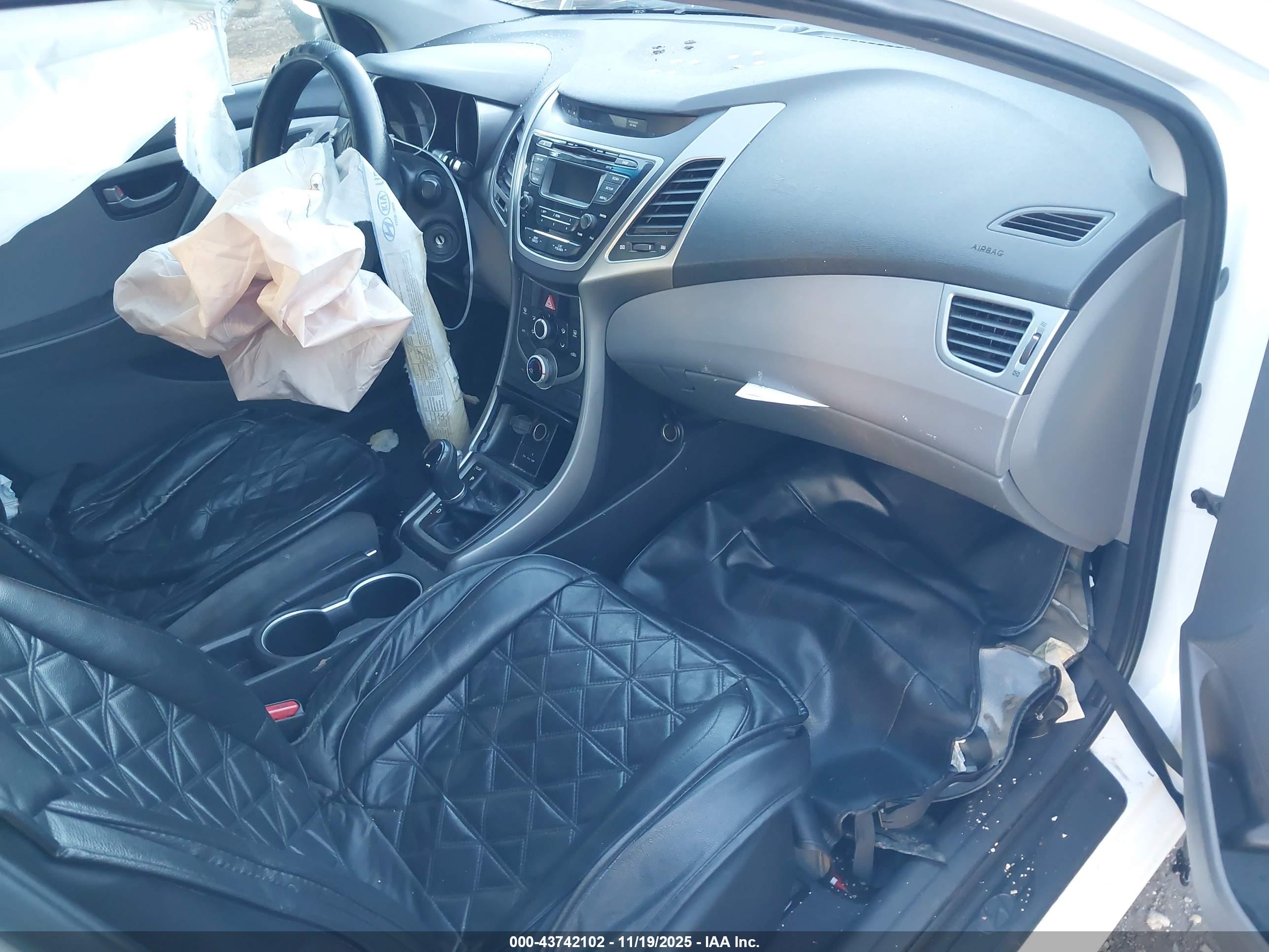 HYUNDAI ELANTRA image 5