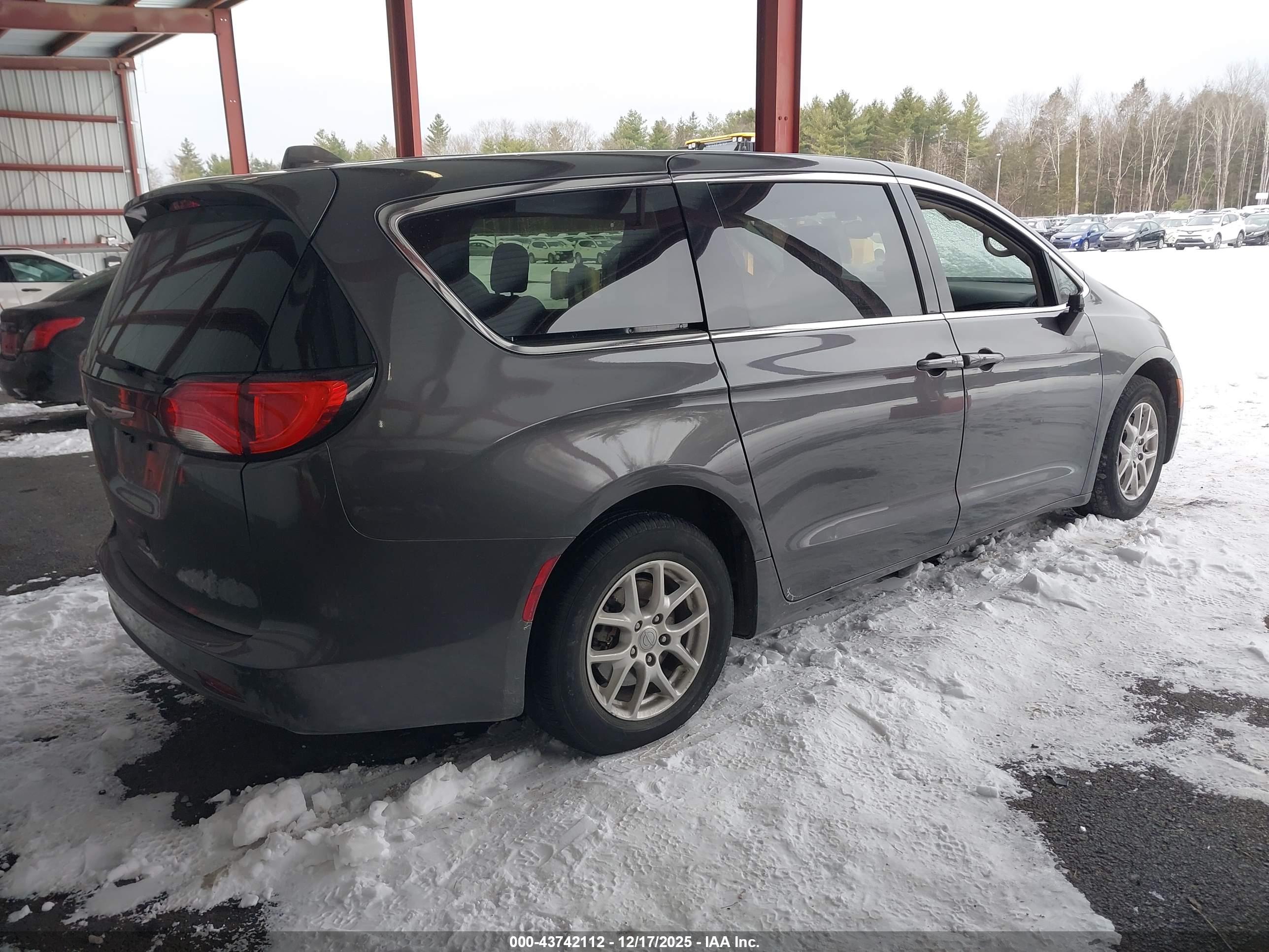 CHRYSLER PACIFICA image 4