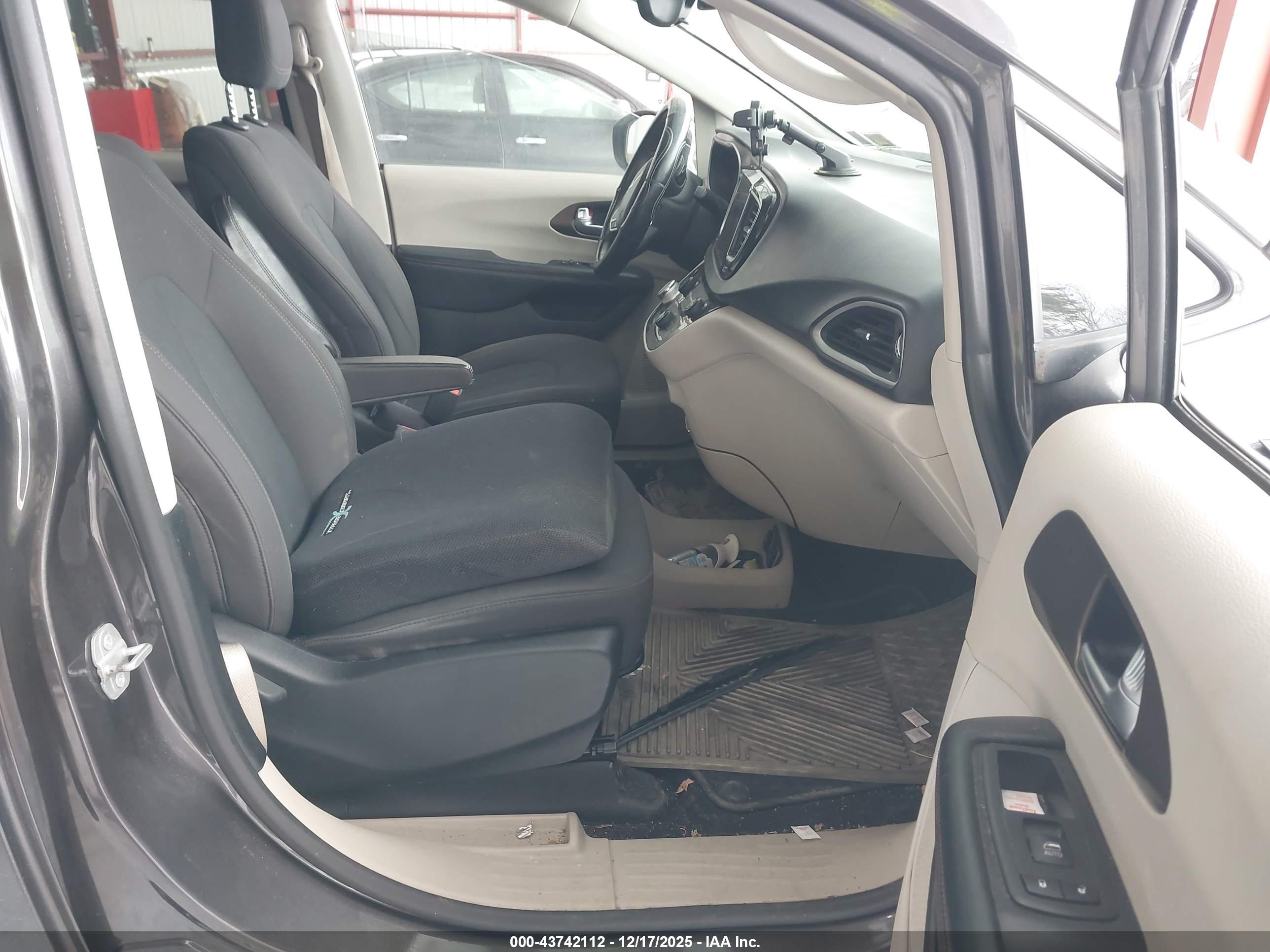 CHRYSLER PACIFICA image 5