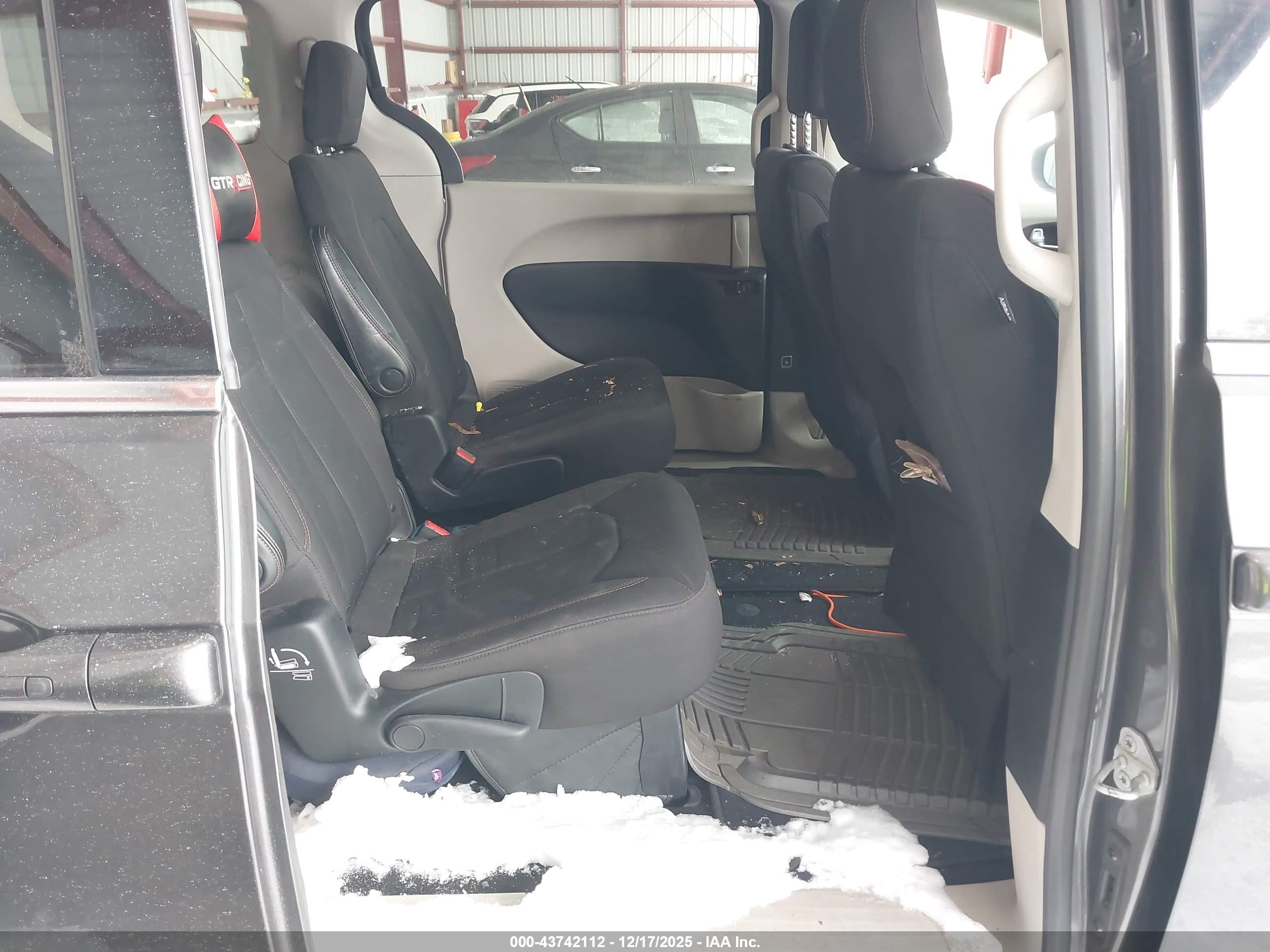 CHRYSLER PACIFICA image 8