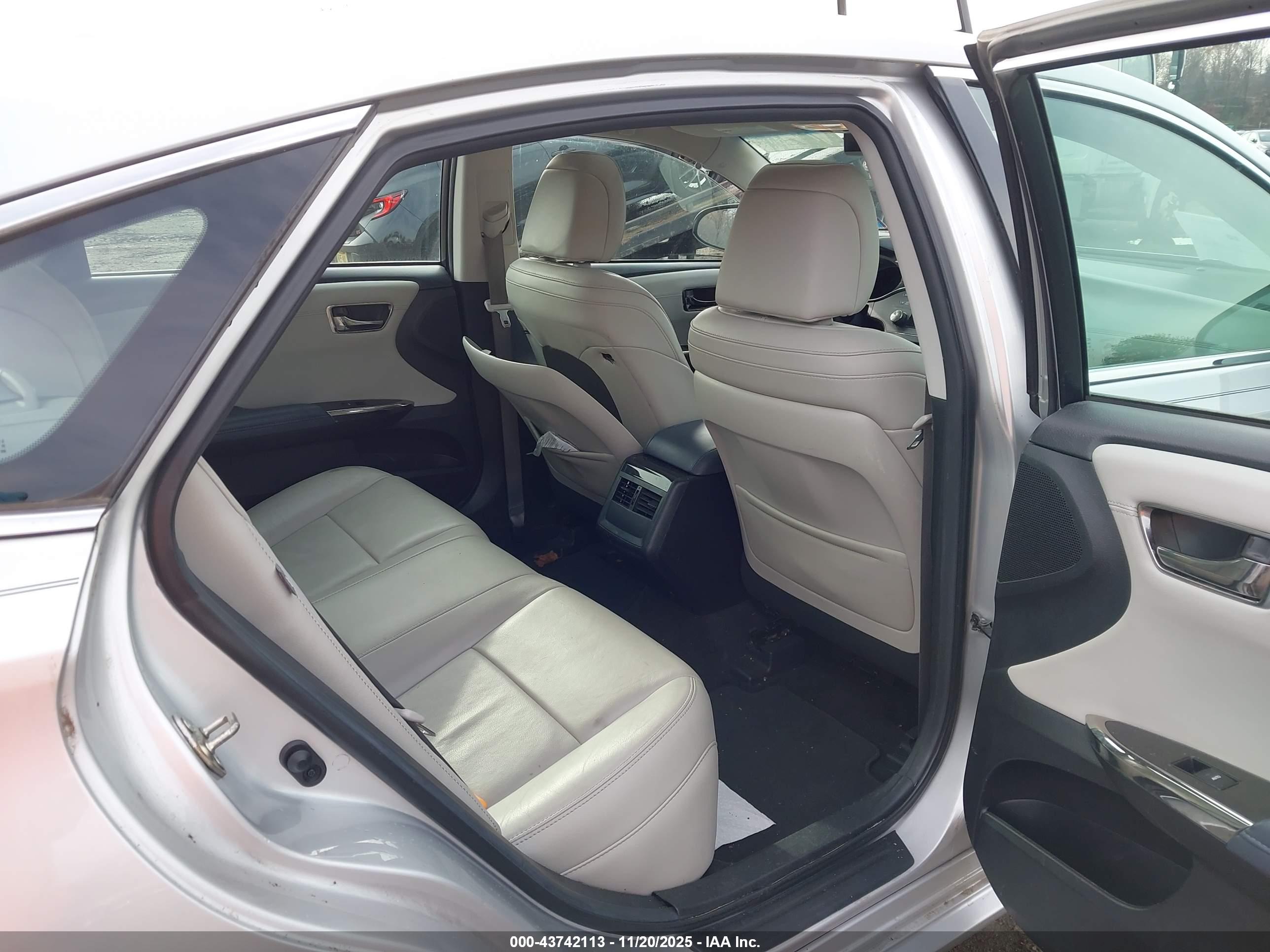 TOYOTA AVALON image 8