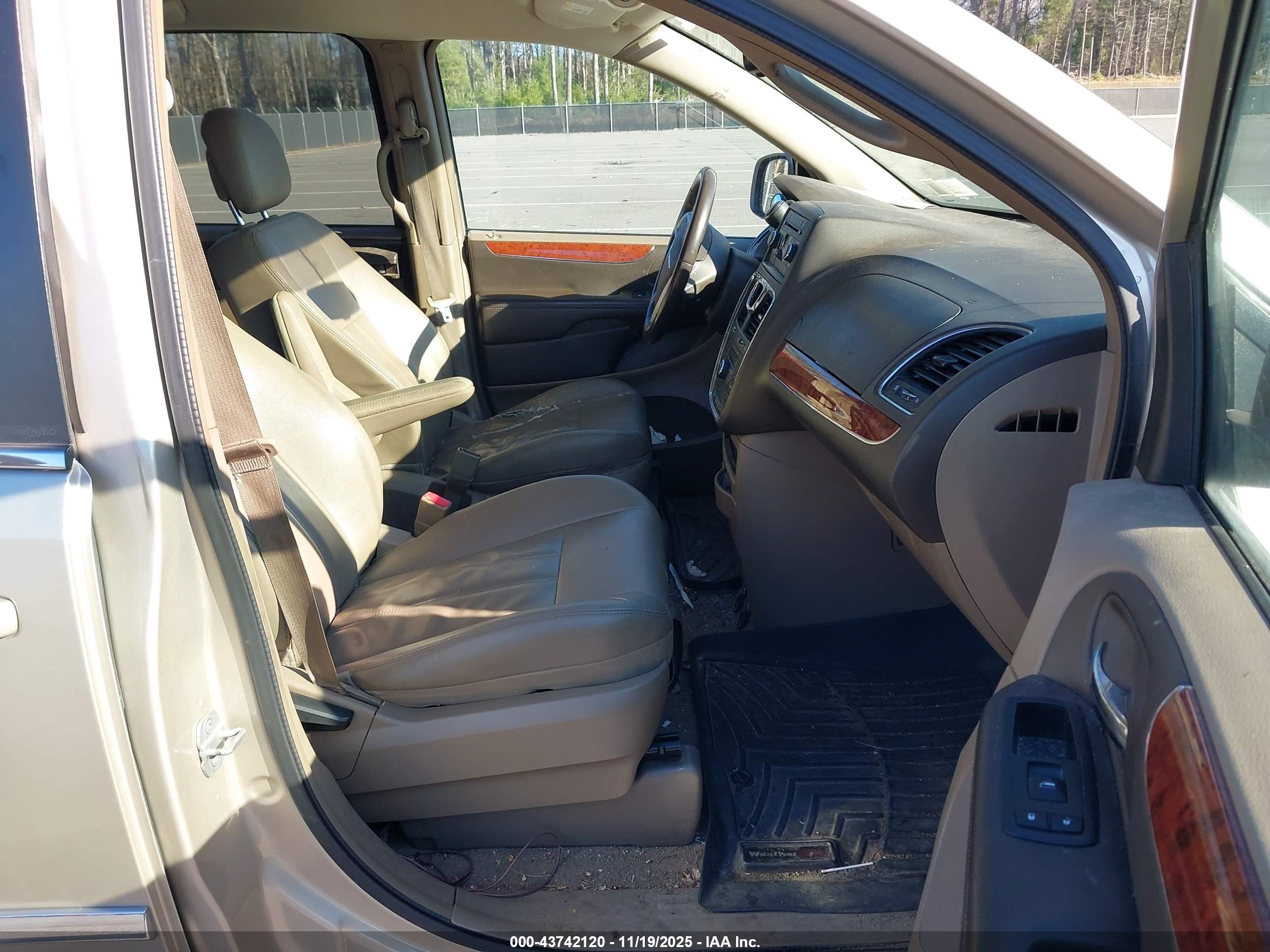 CHRYSLER TOWN image 5