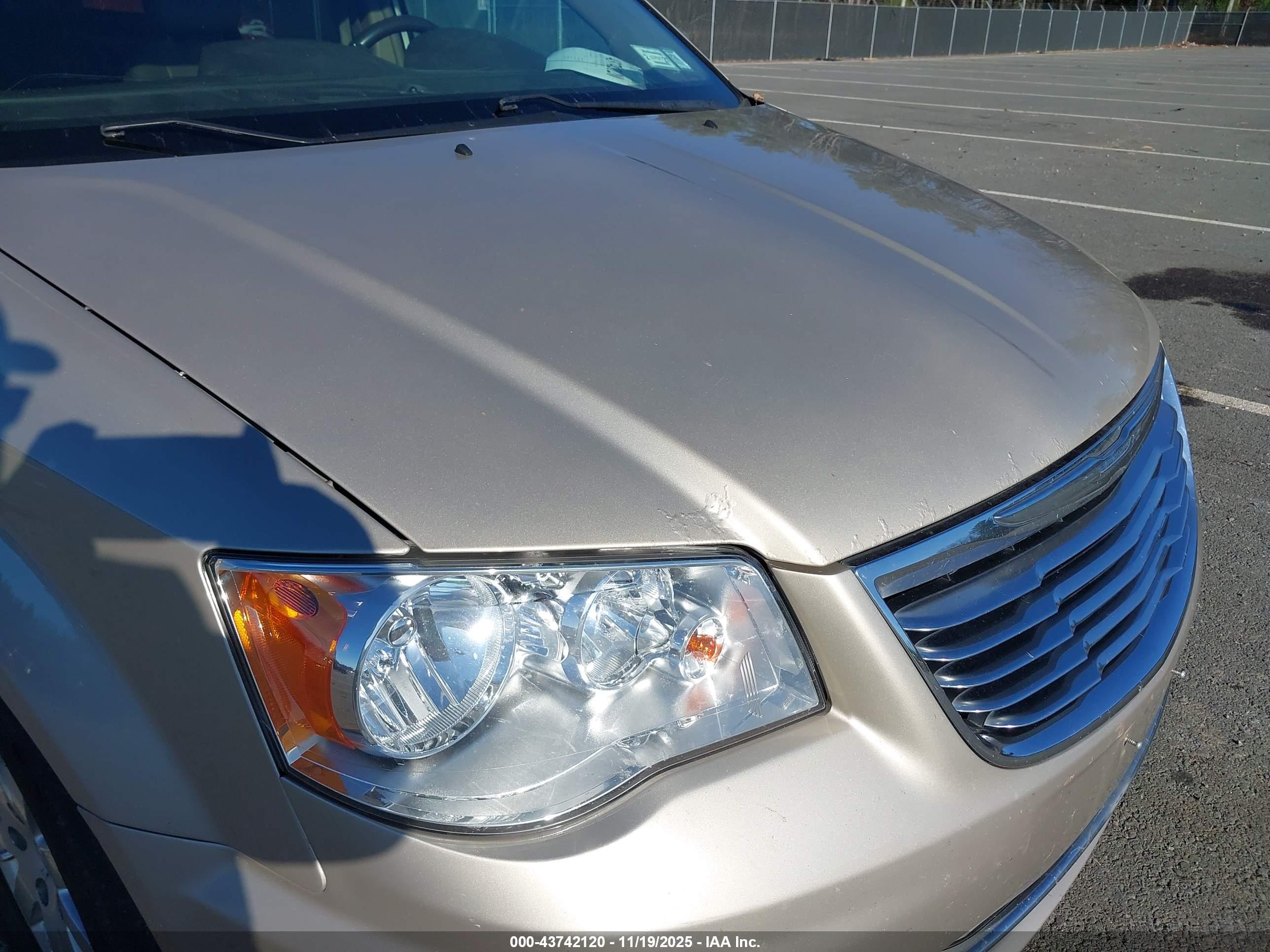CHRYSLER TOWN image 6