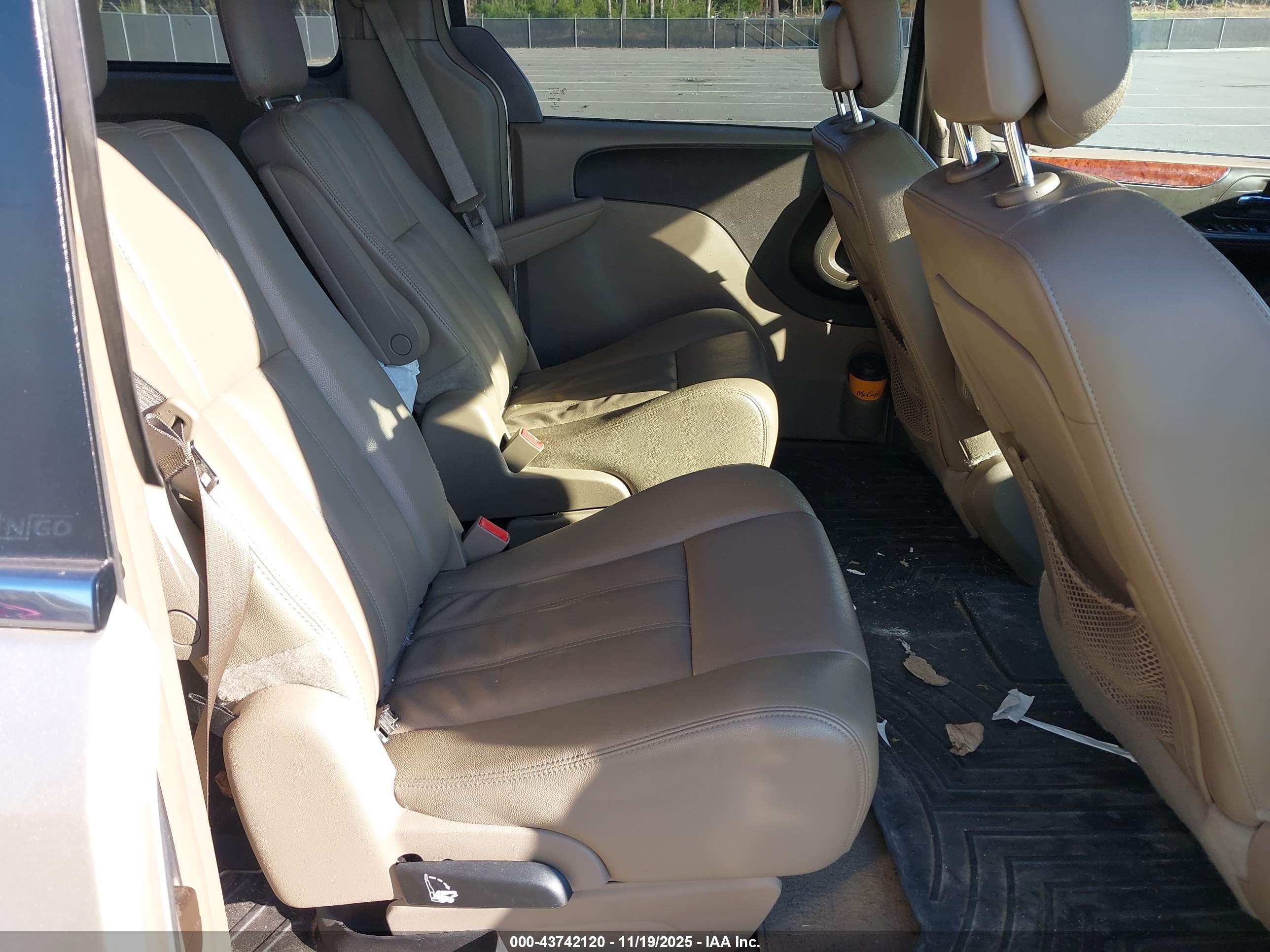 CHRYSLER TOWN image 8