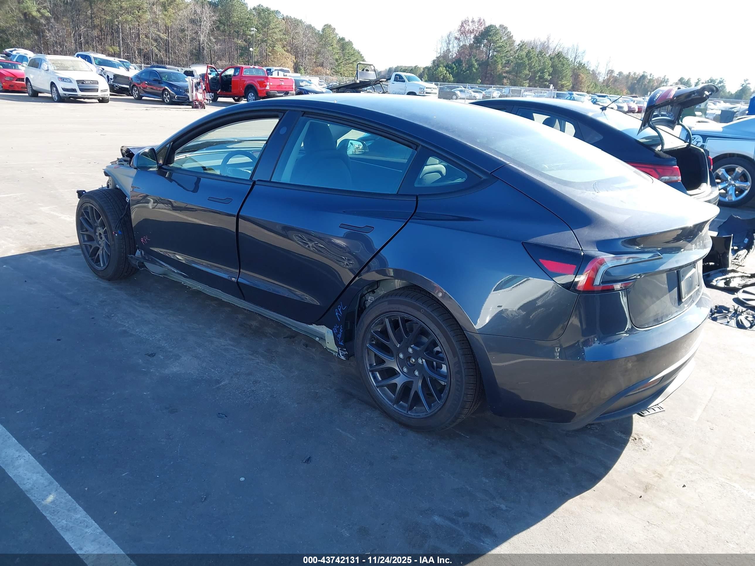 TESLA MODEL image 3