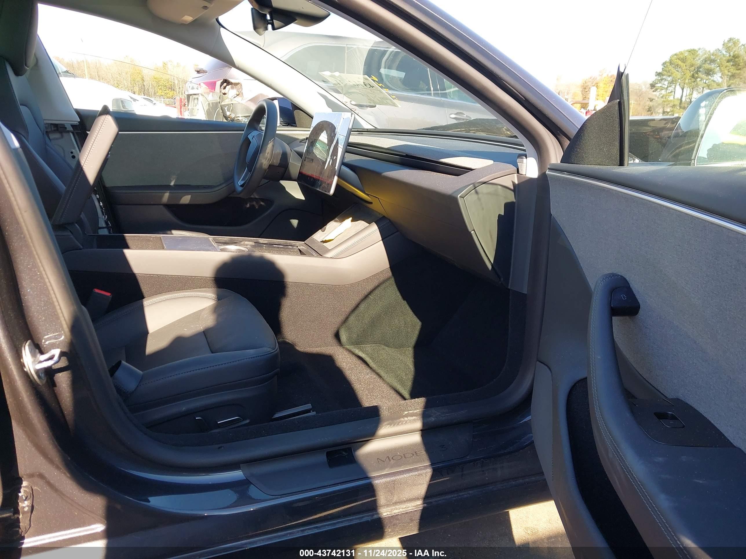 TESLA MODEL image 5