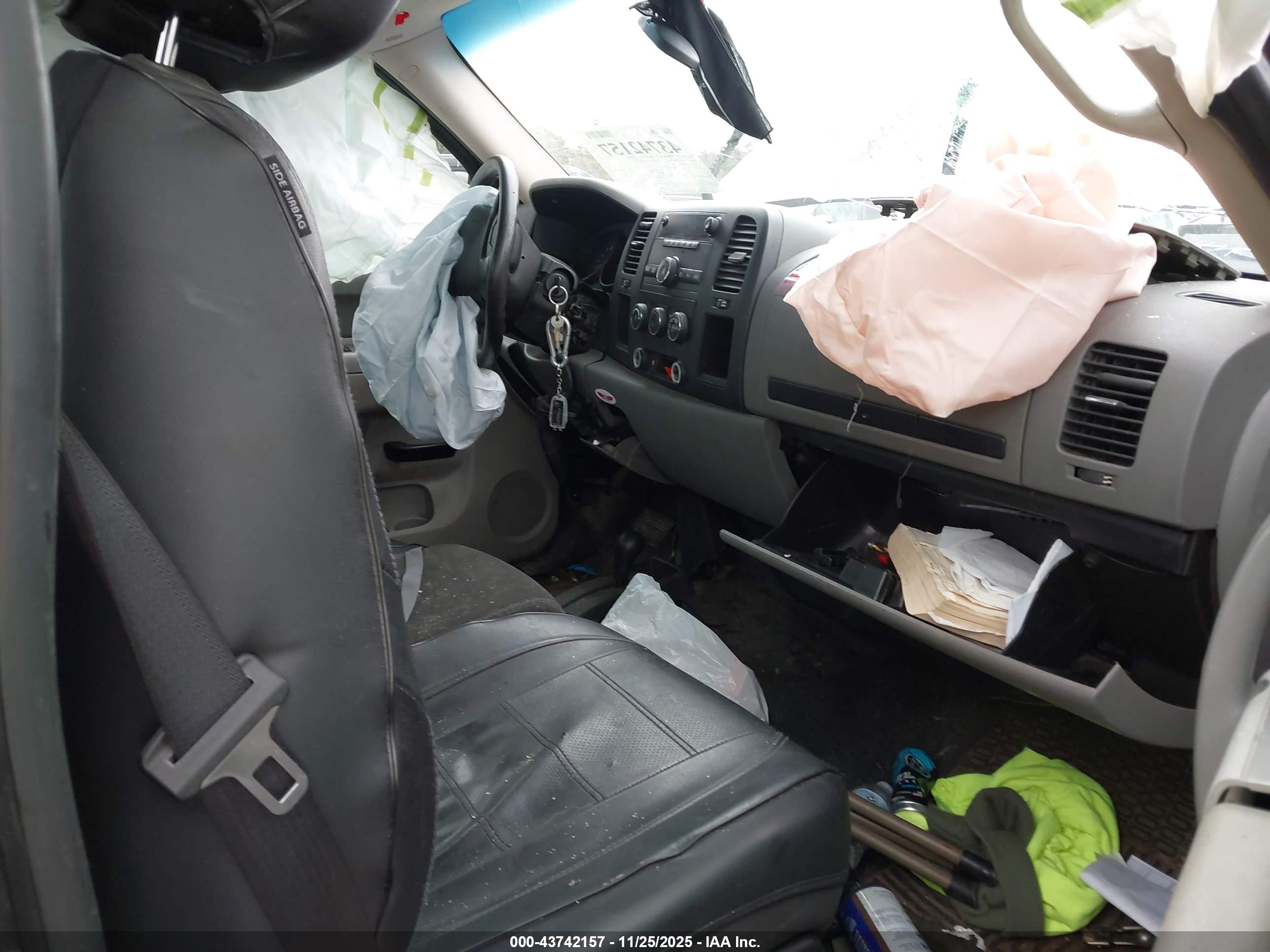 CHEVROLET SILVERADO image 5
