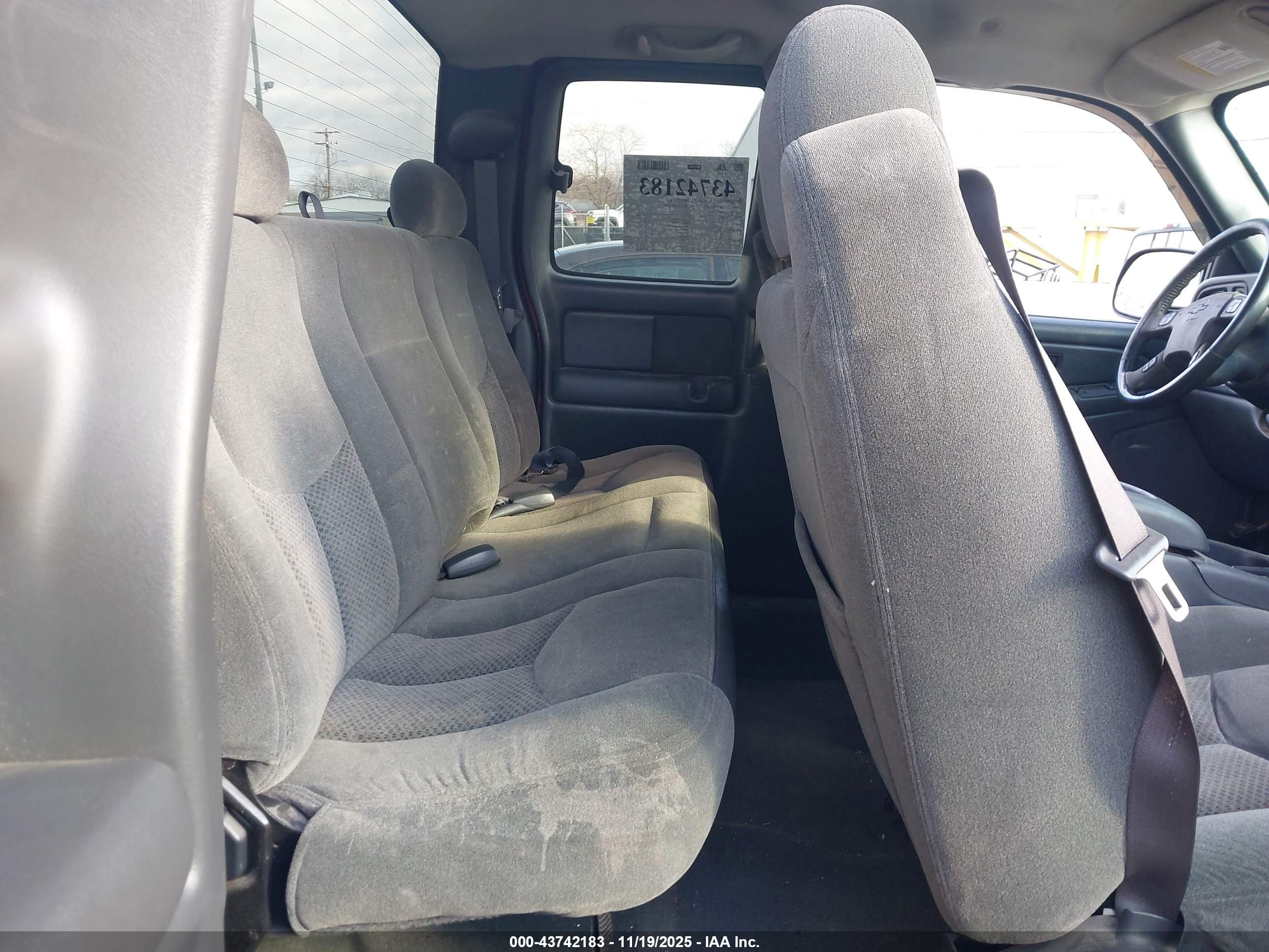CHEVROLET SILVERADO image 8
