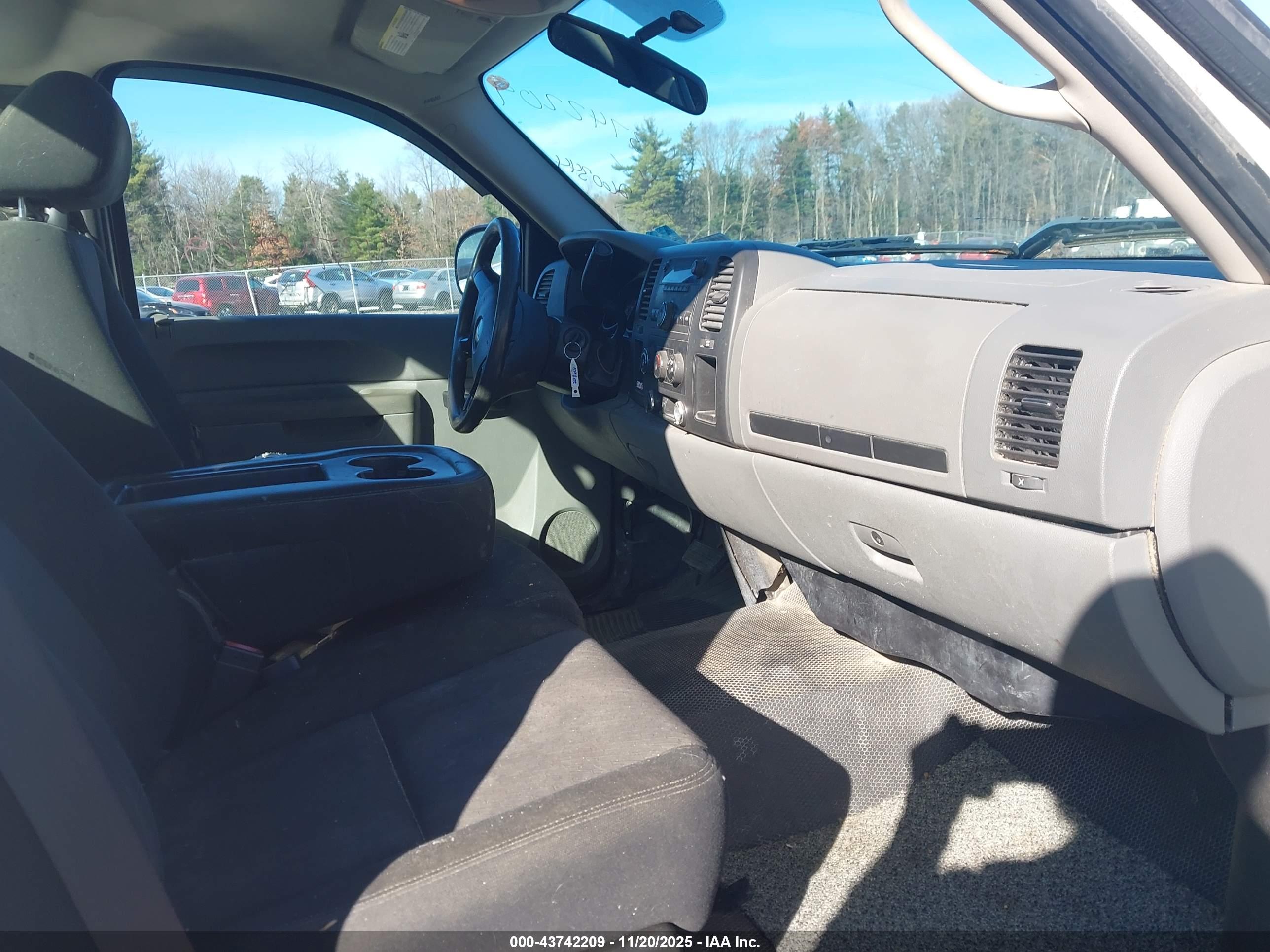 CHEVROLET SILVERADO image 5