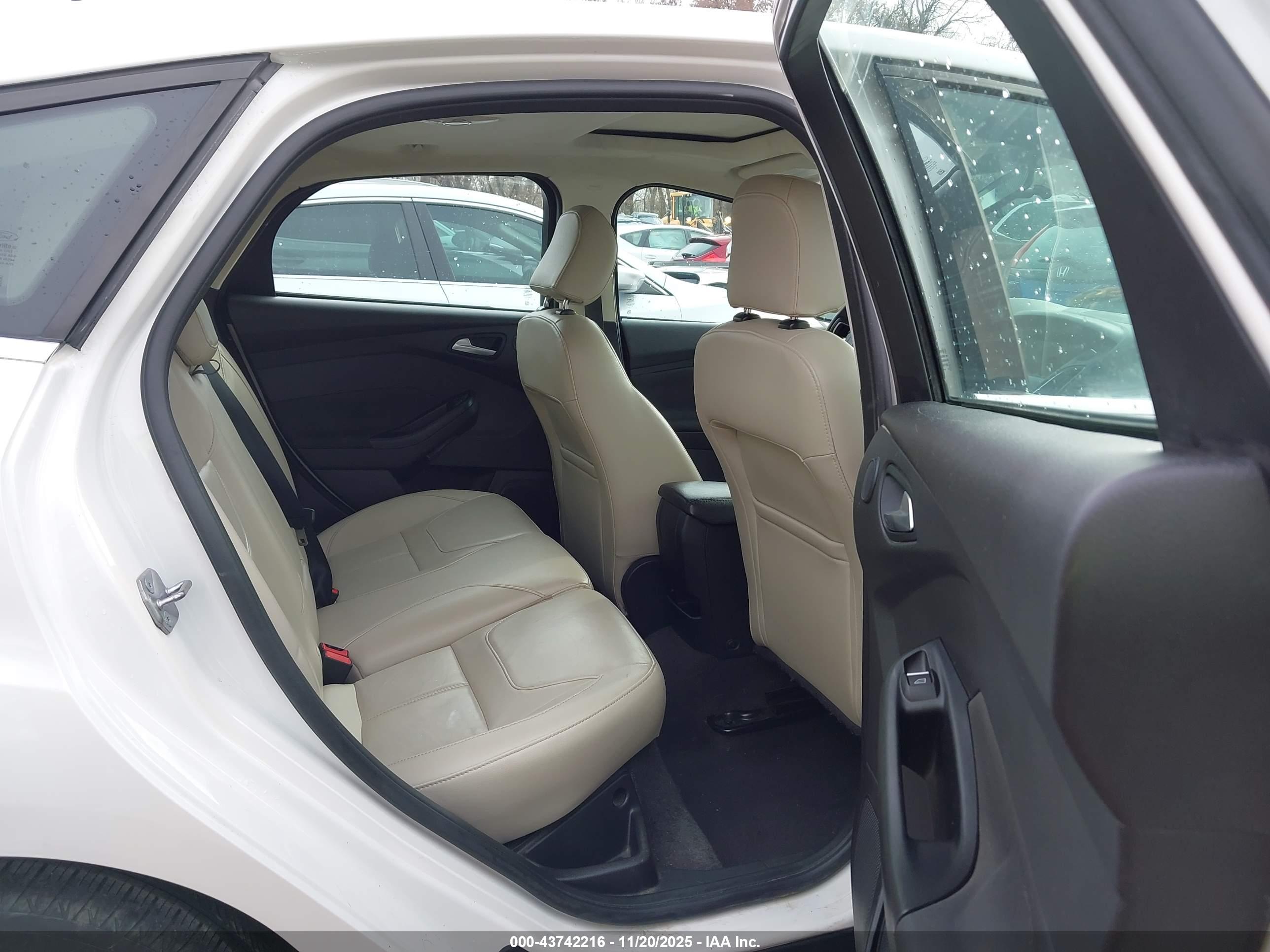FORD FOCUS image 8