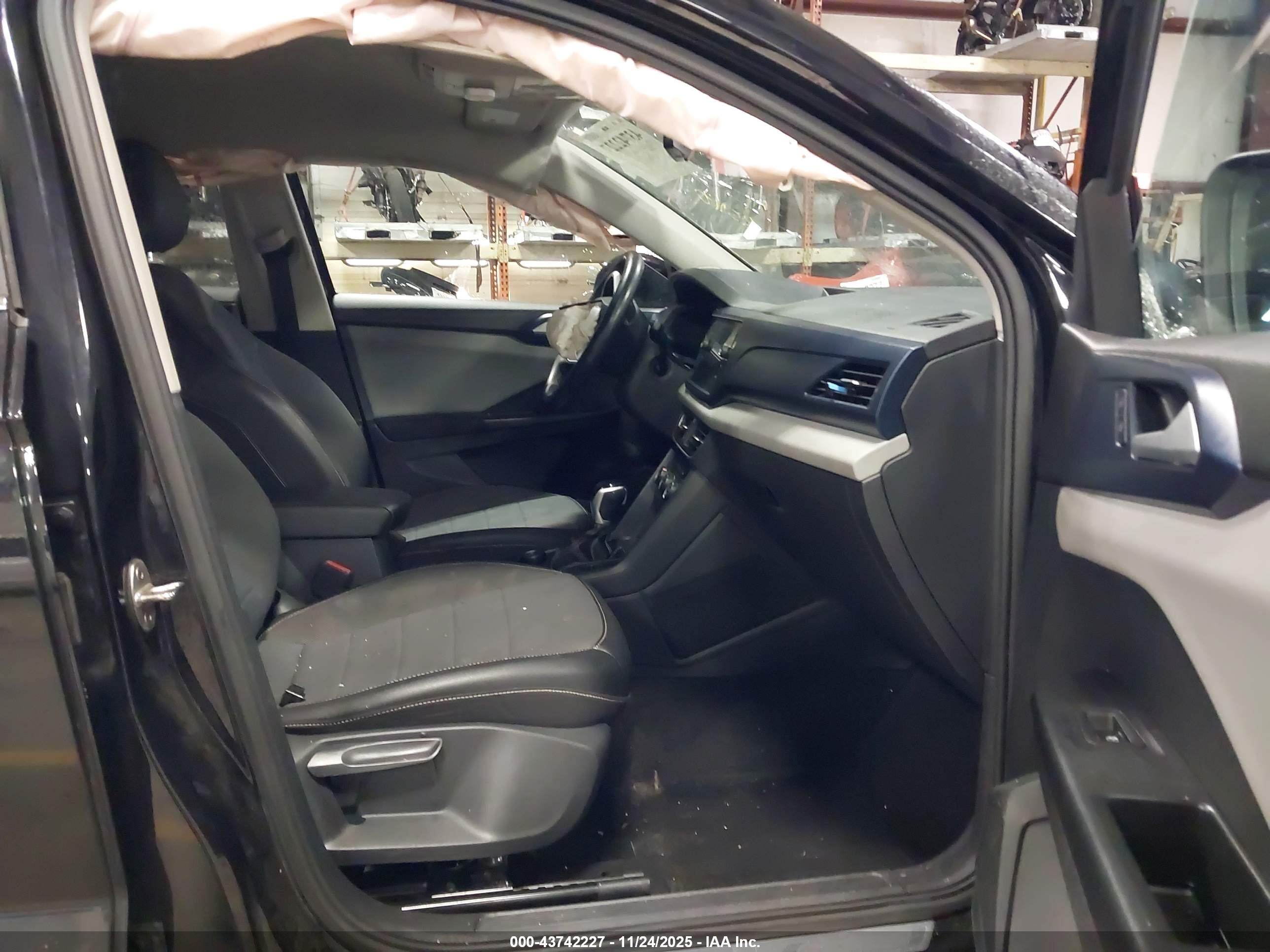 VOLKSWAGEN TAOS image 5