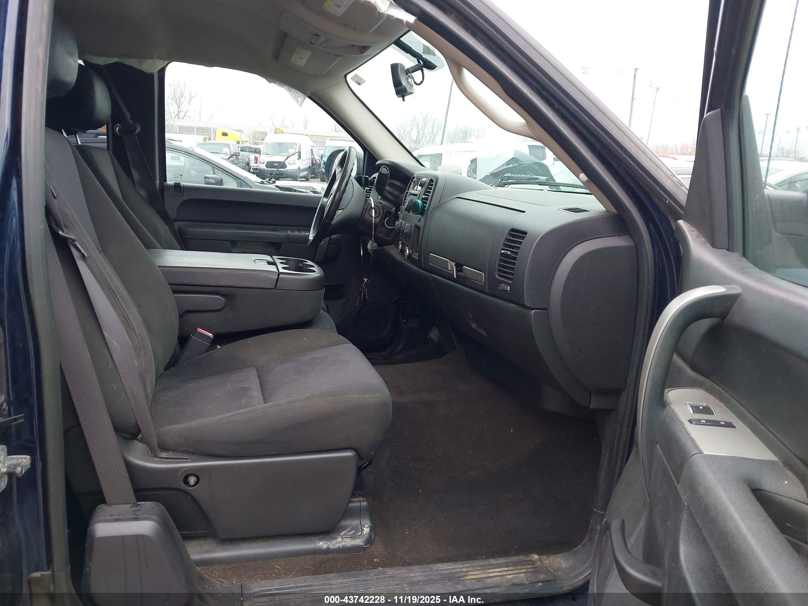 CHEVROLET SILVERADO image 5