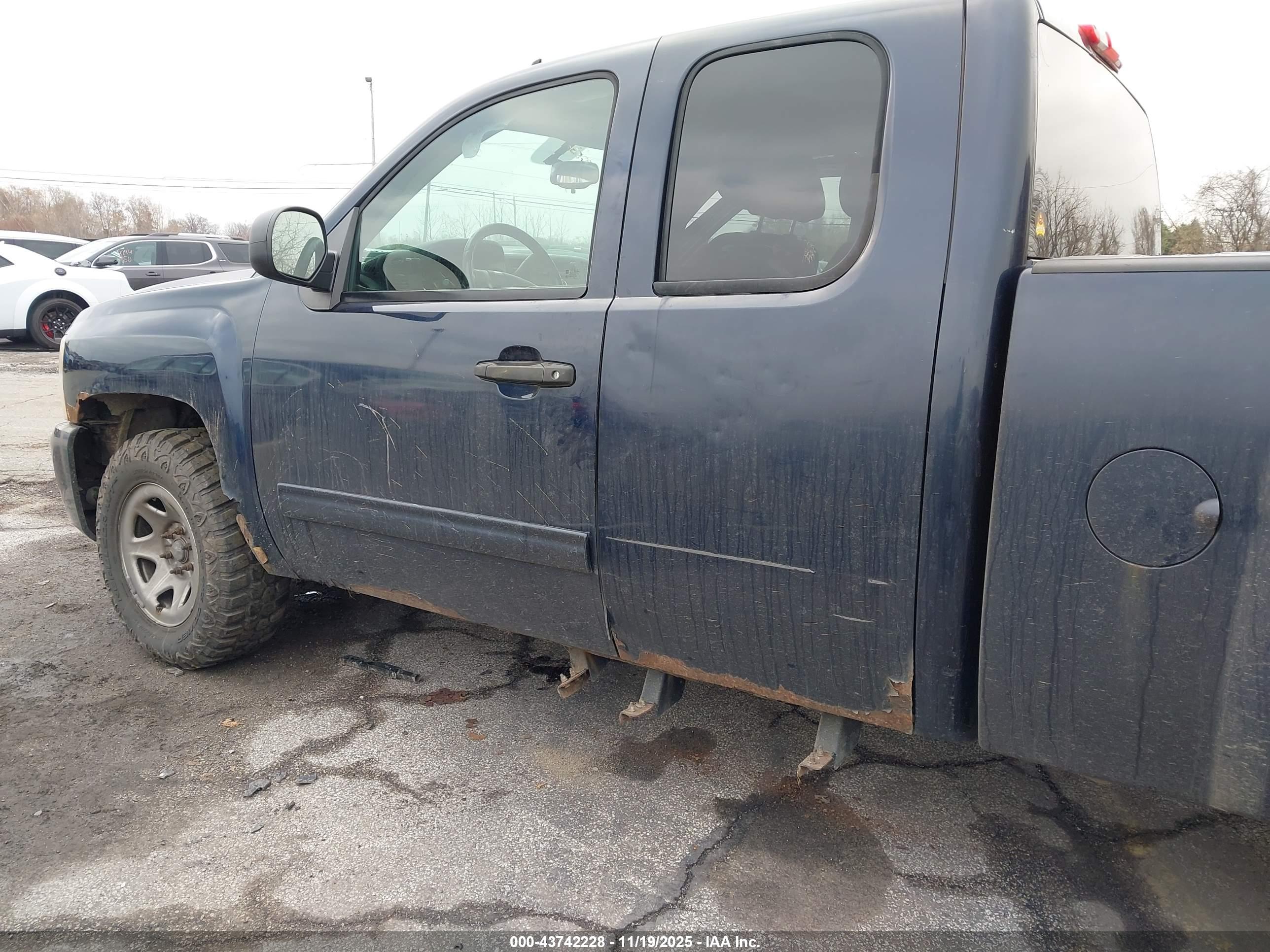 CHEVROLET SILVERADO image 6