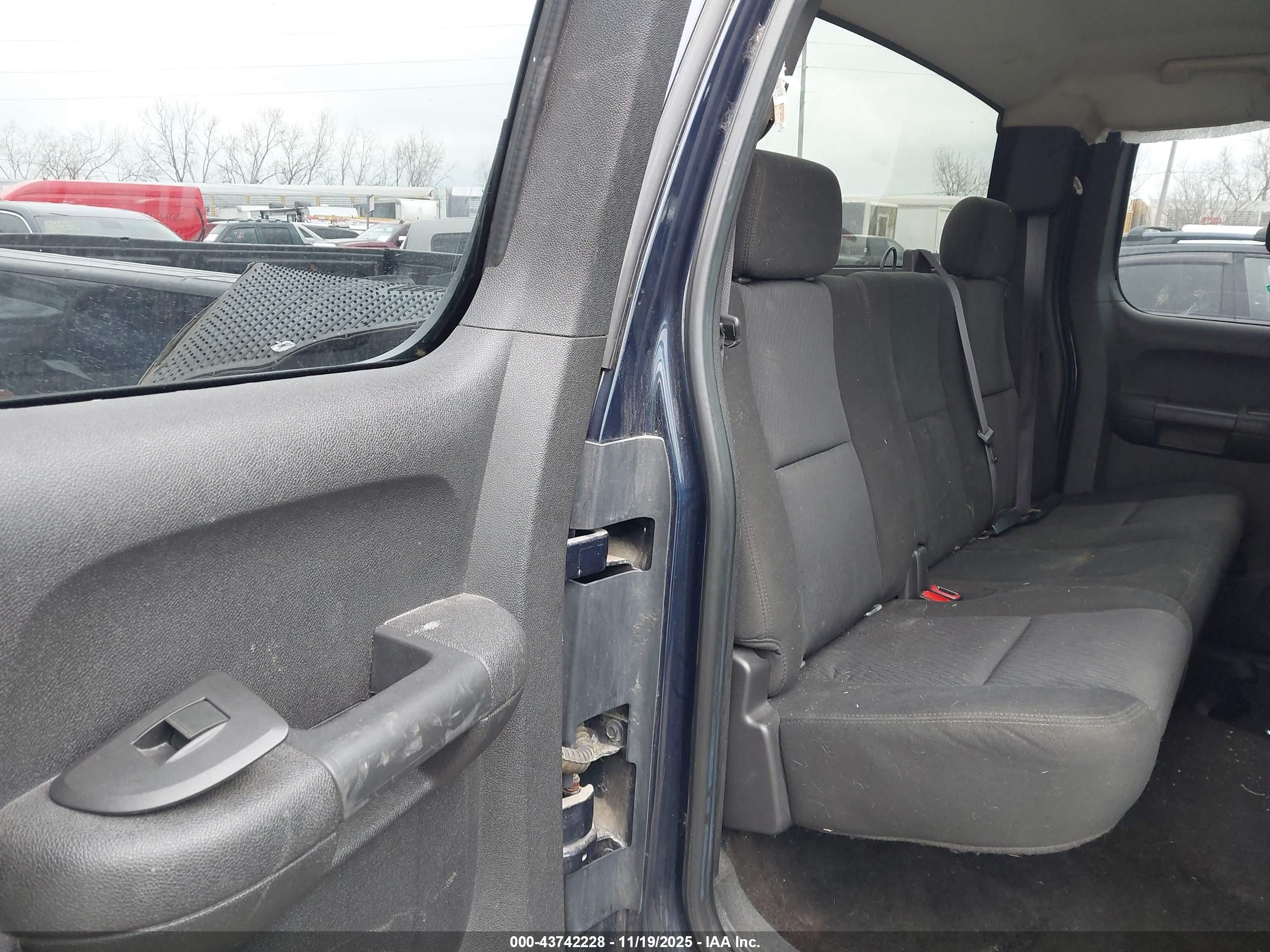 CHEVROLET SILVERADO image 8