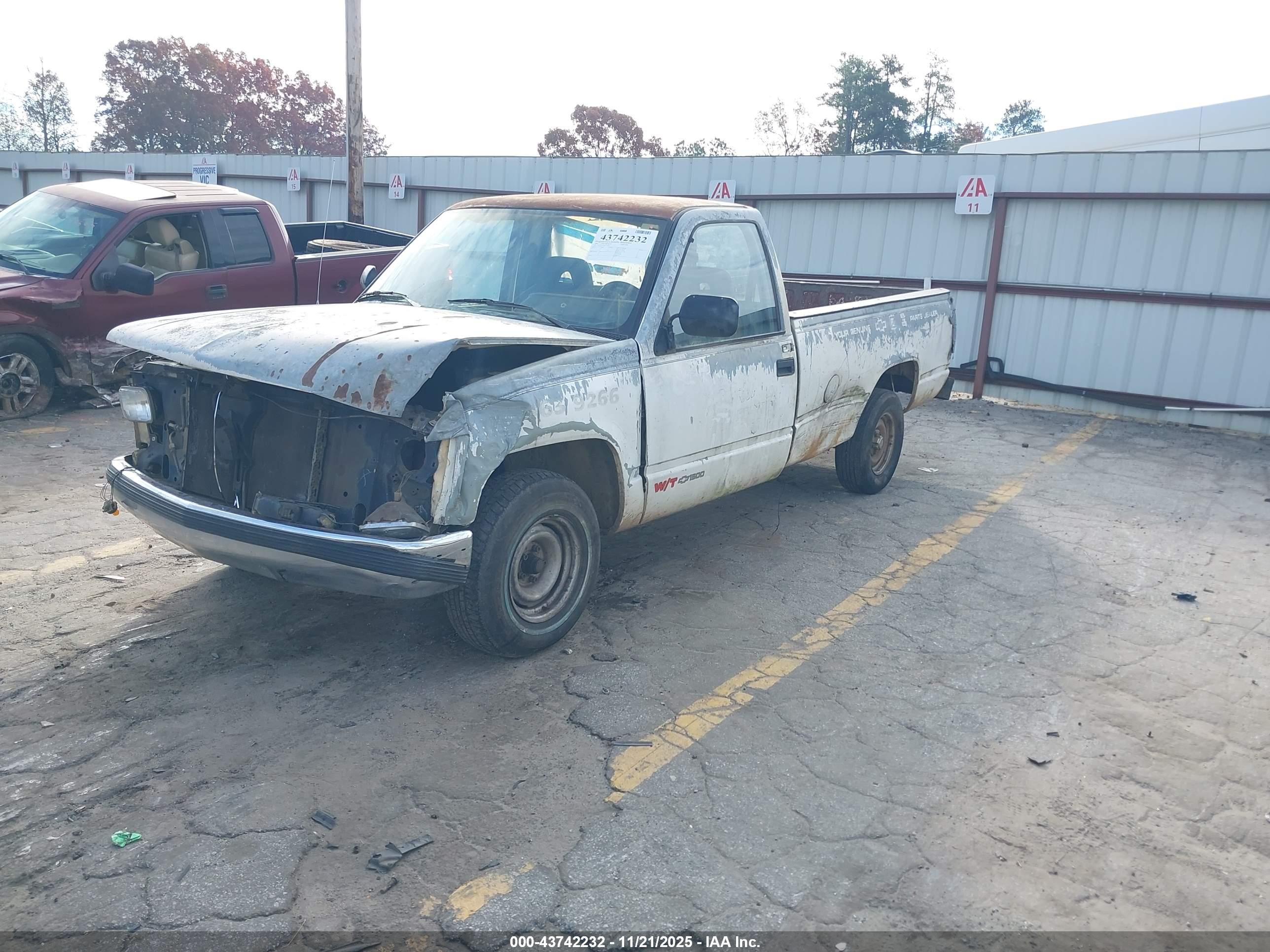CHEVROLET GMT-400 image 2
