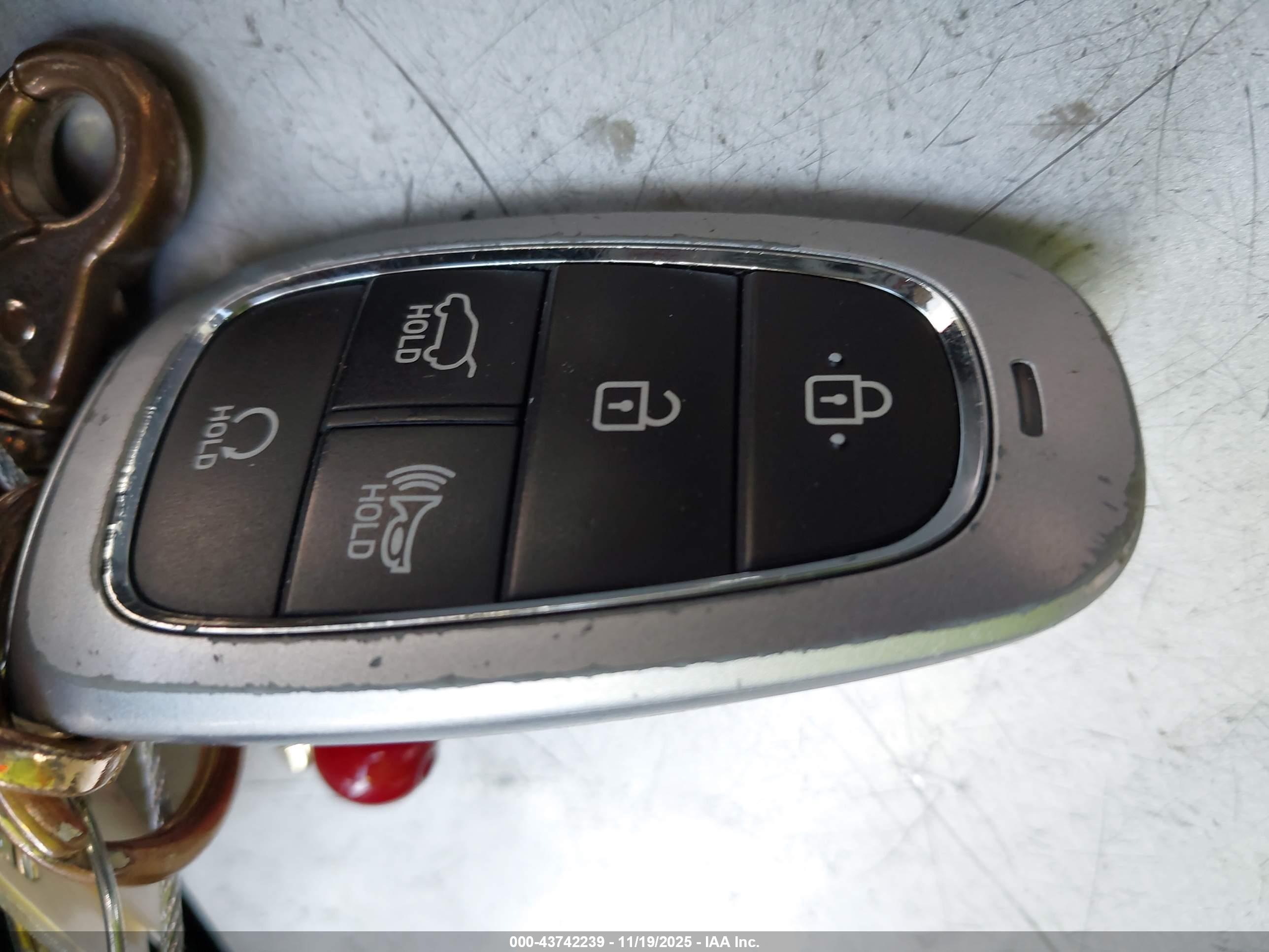 HYUNDAI SANTA image 11