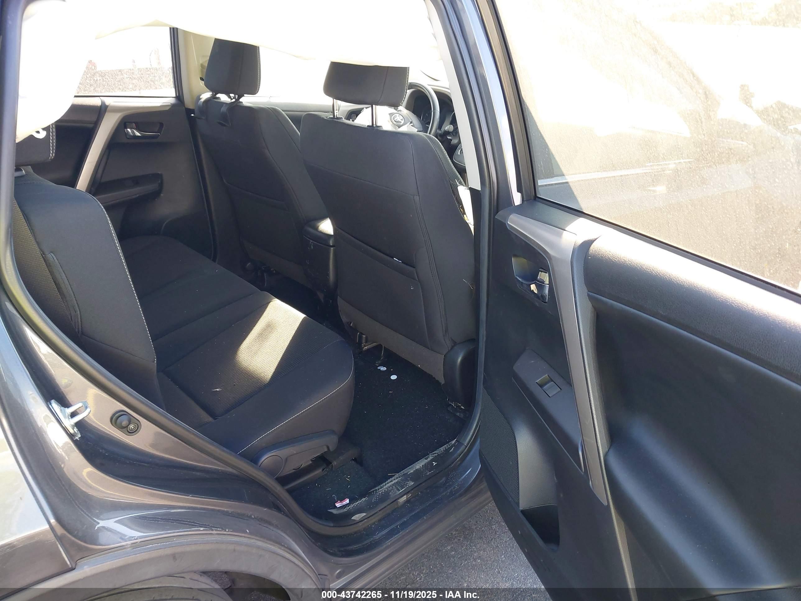 TOYOTA RAV4 image 8