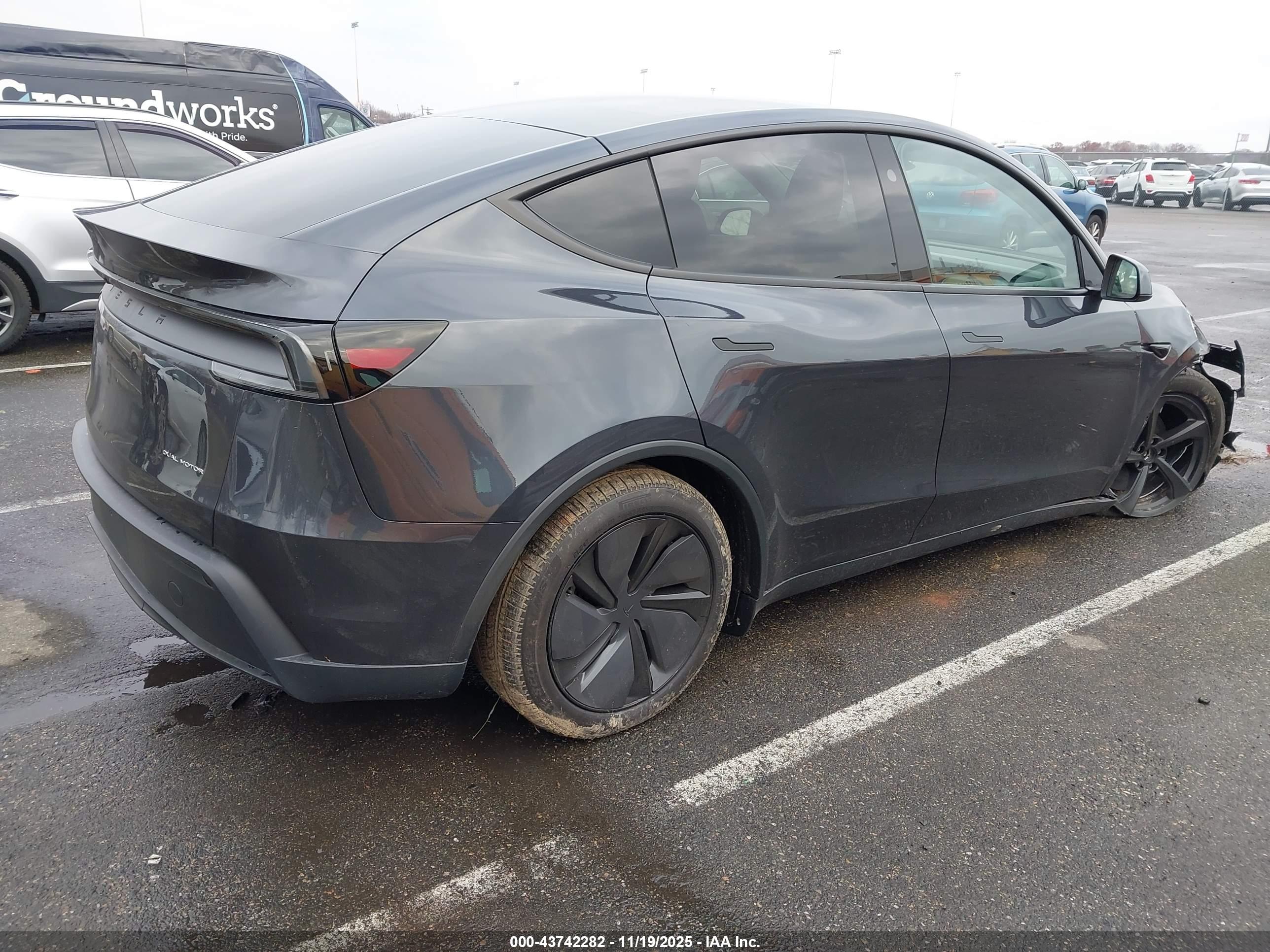 TESLA MODEL image 4
