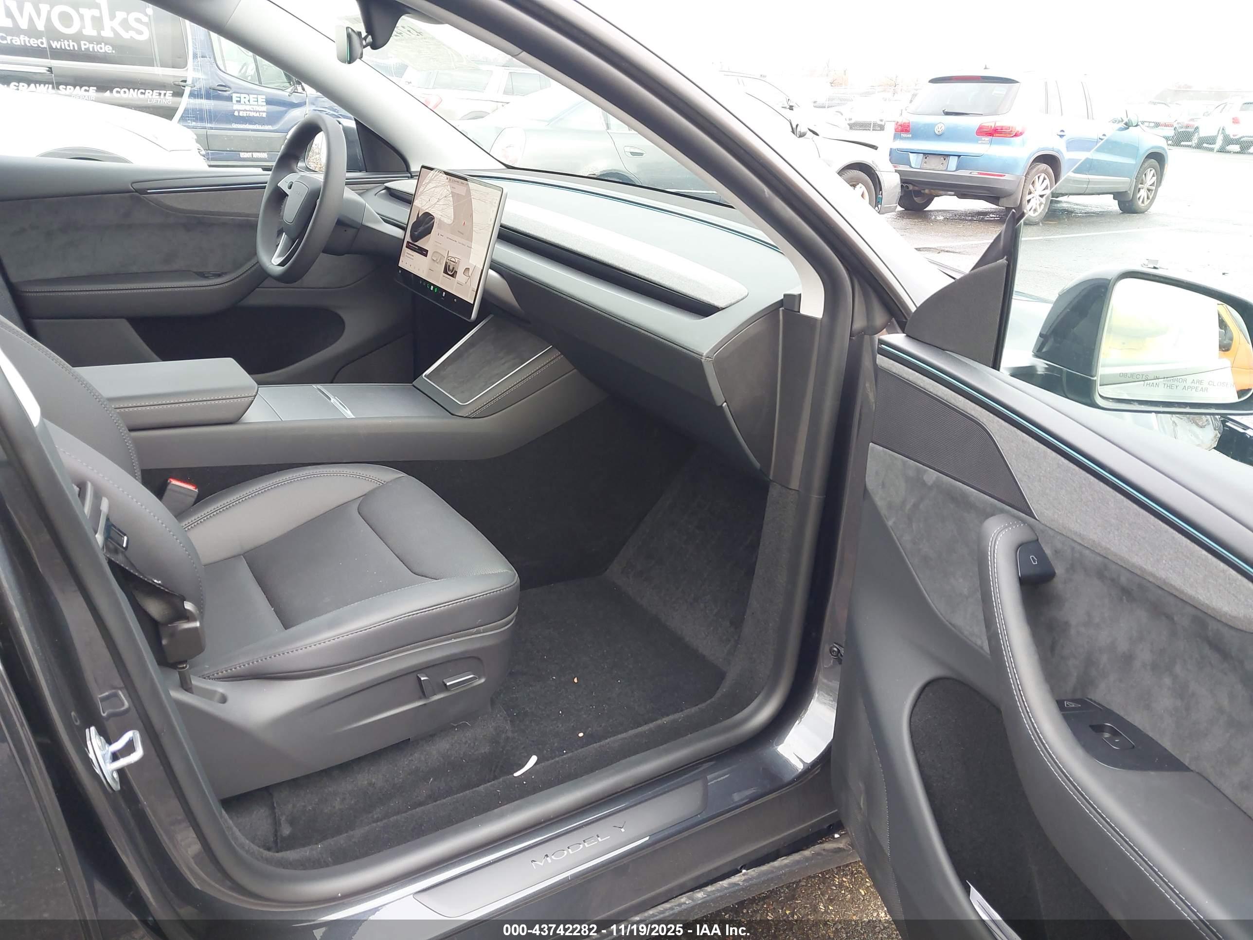 TESLA MODEL image 5