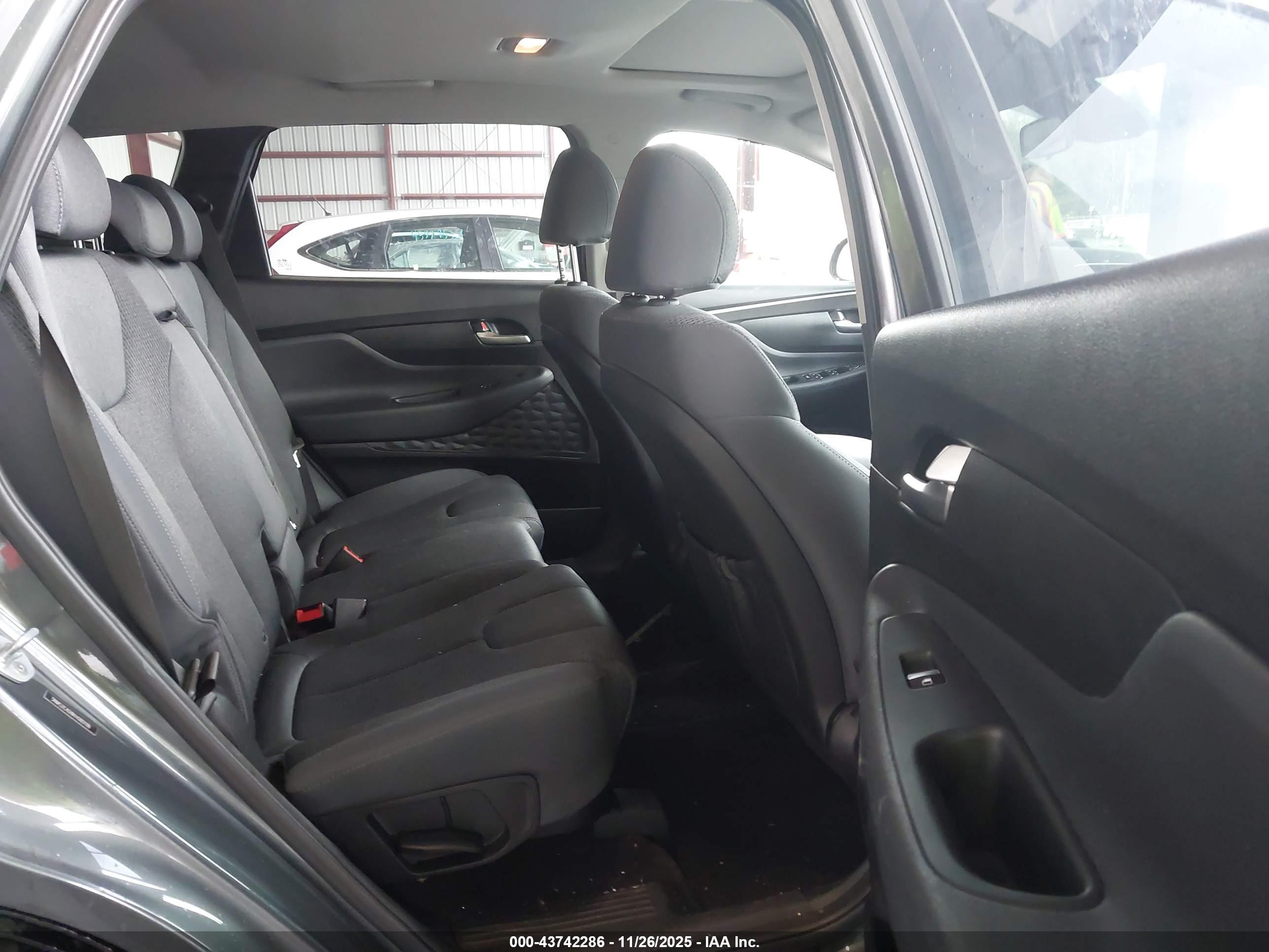 HYUNDAI SANTA image 8