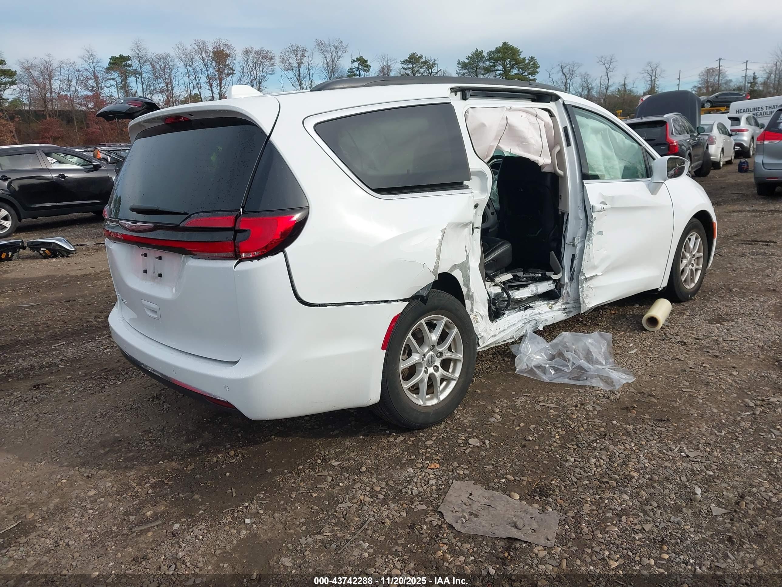 CHRYSLER PACIFICA image 4