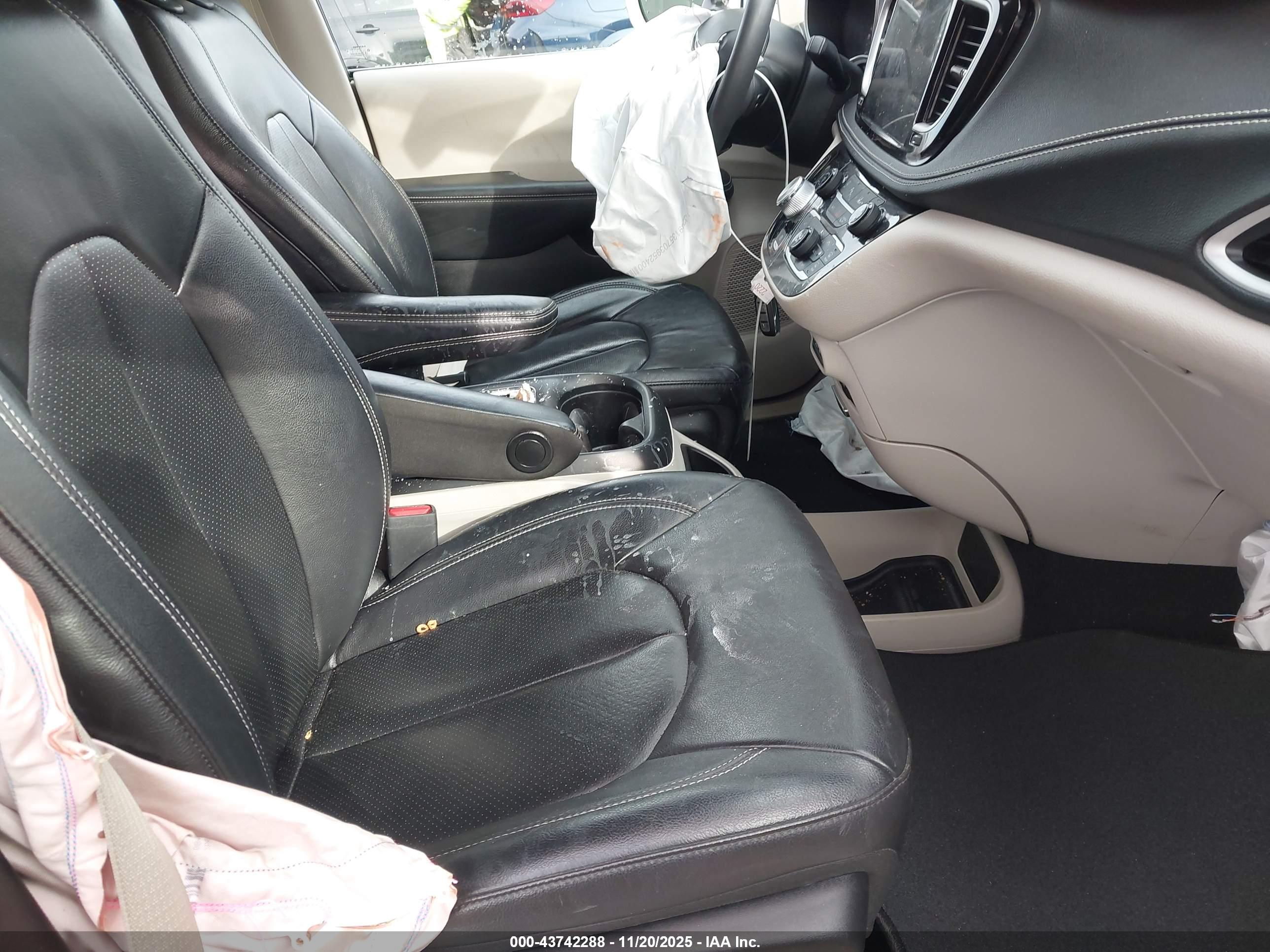 CHRYSLER PACIFICA image 5