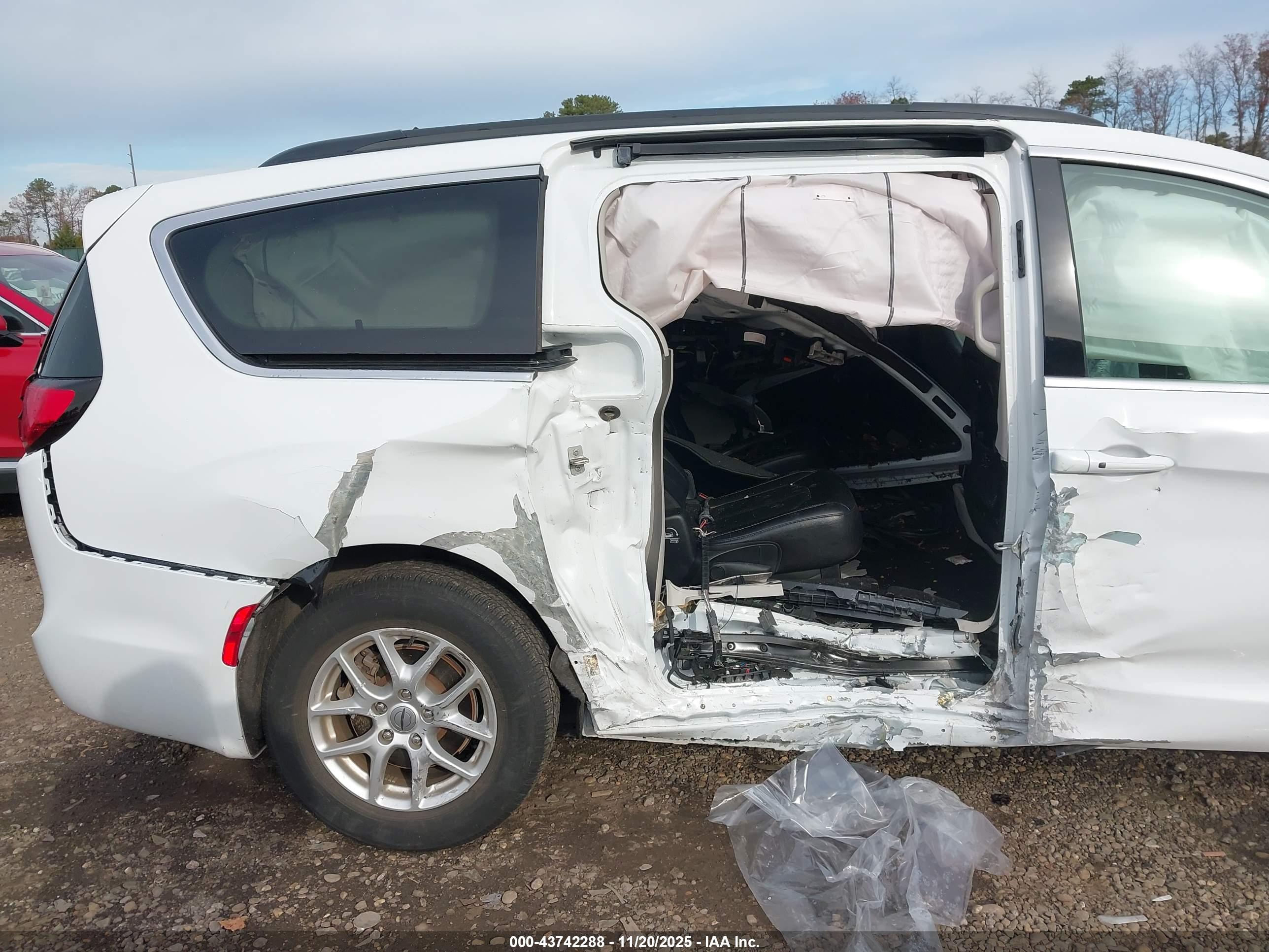CHRYSLER PACIFICA image 6