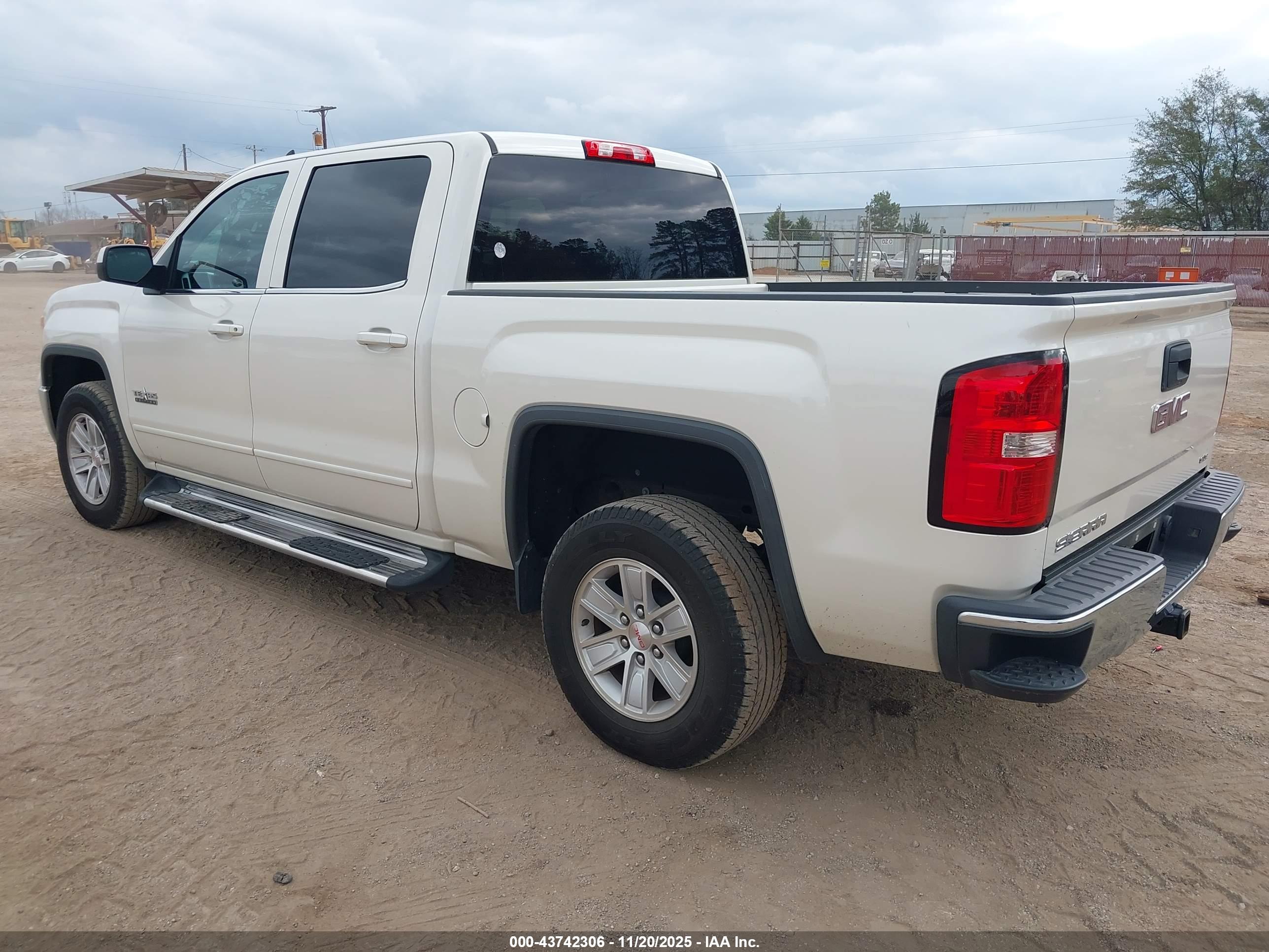 GMC SIERRA image 3