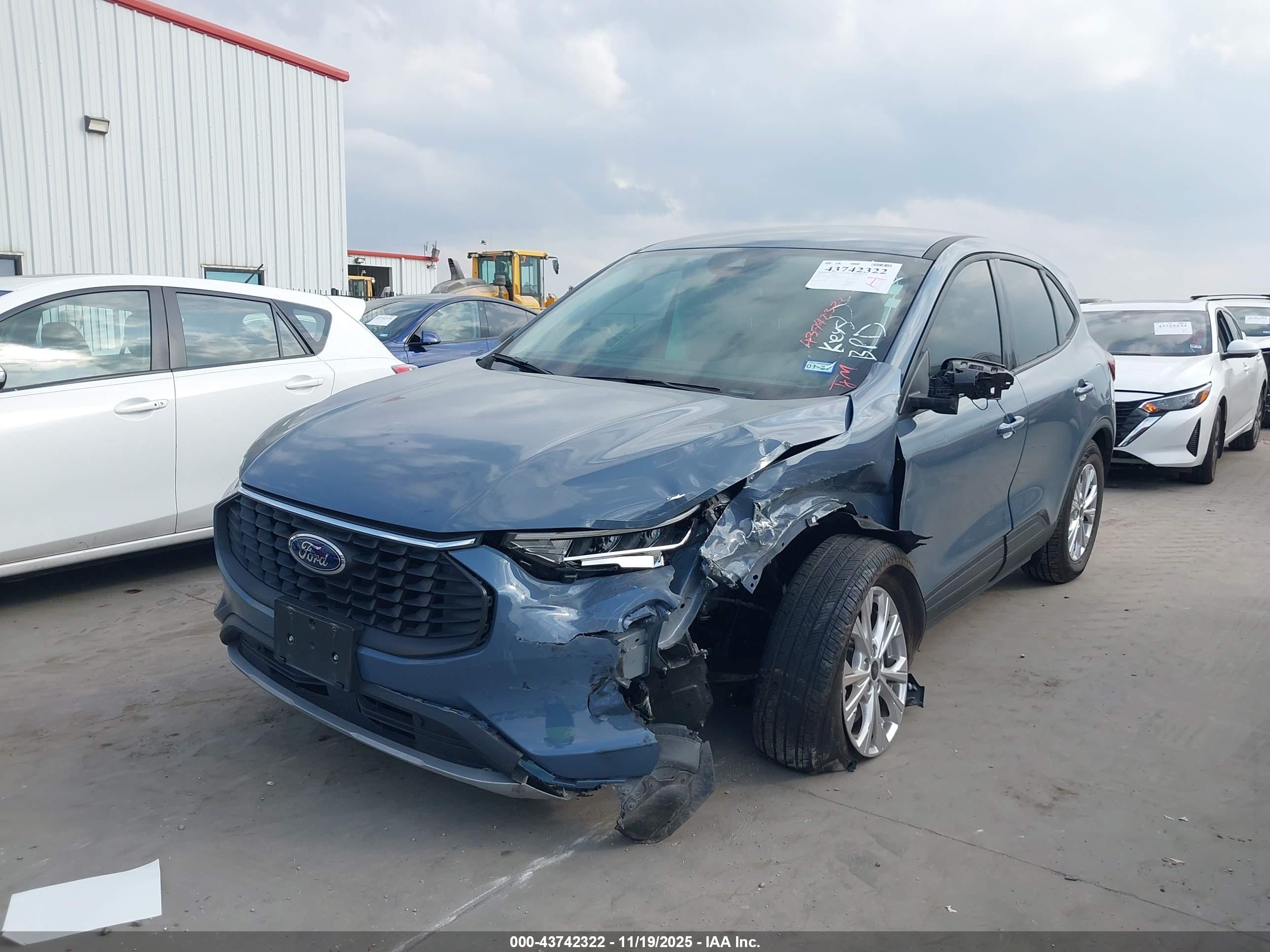 FORD ESCAPE image 2