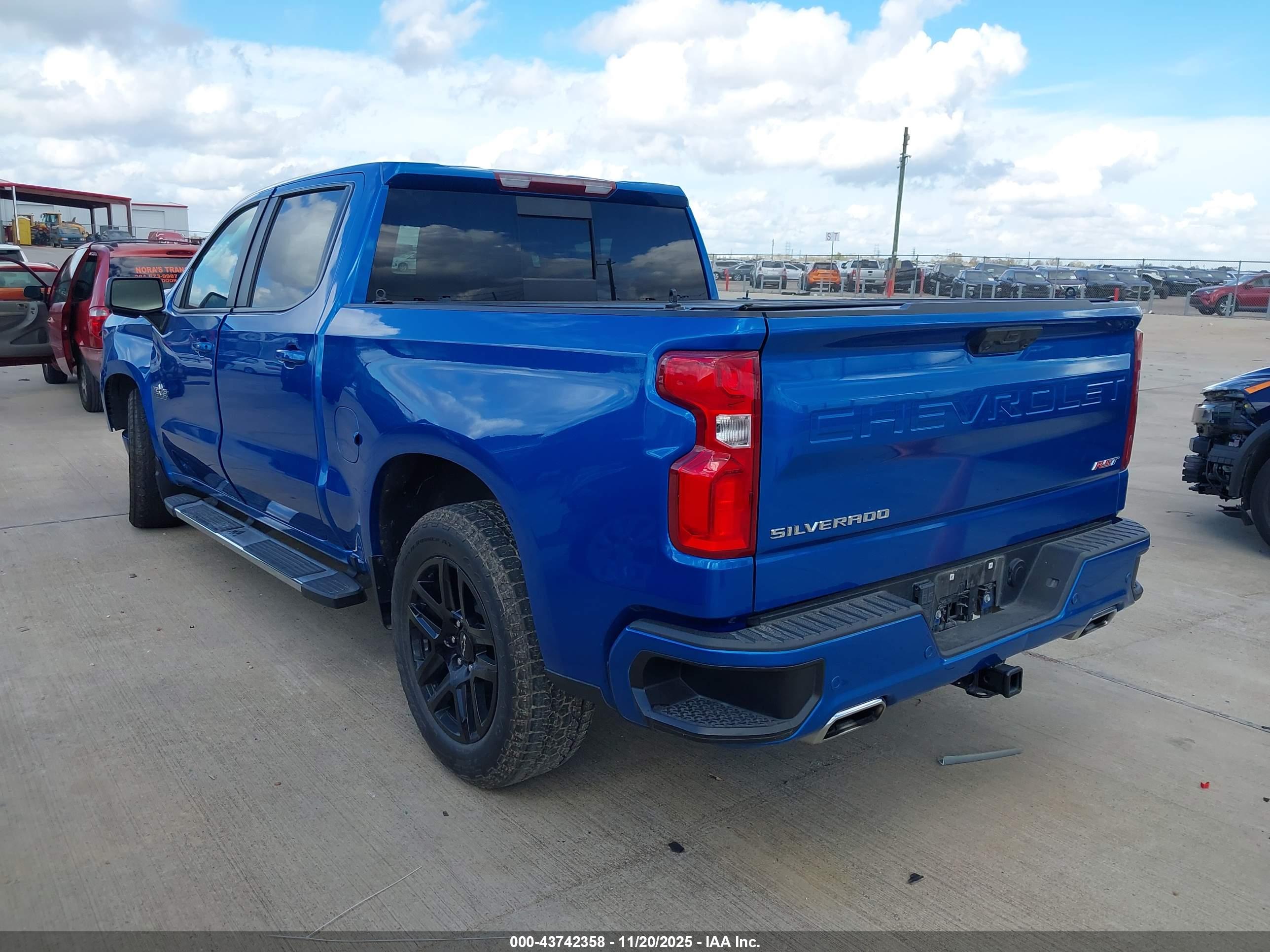 CHEVROLET SILVERADO image 3