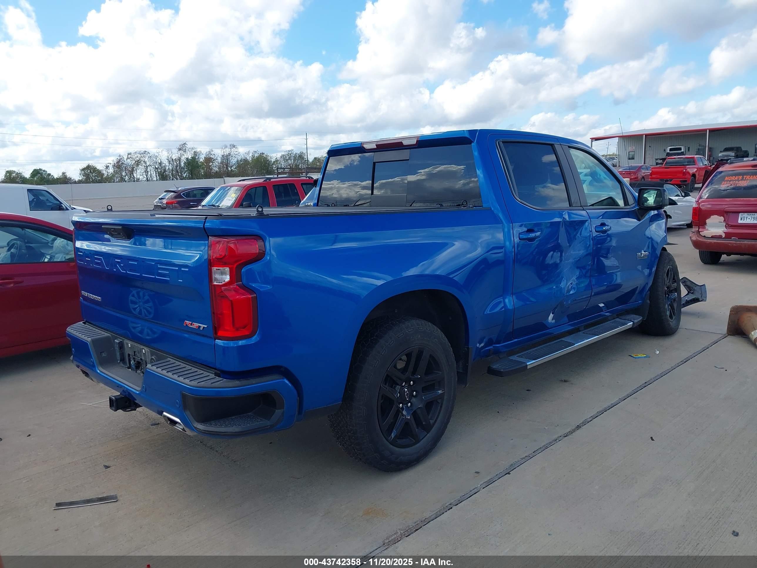 CHEVROLET SILVERADO image 4