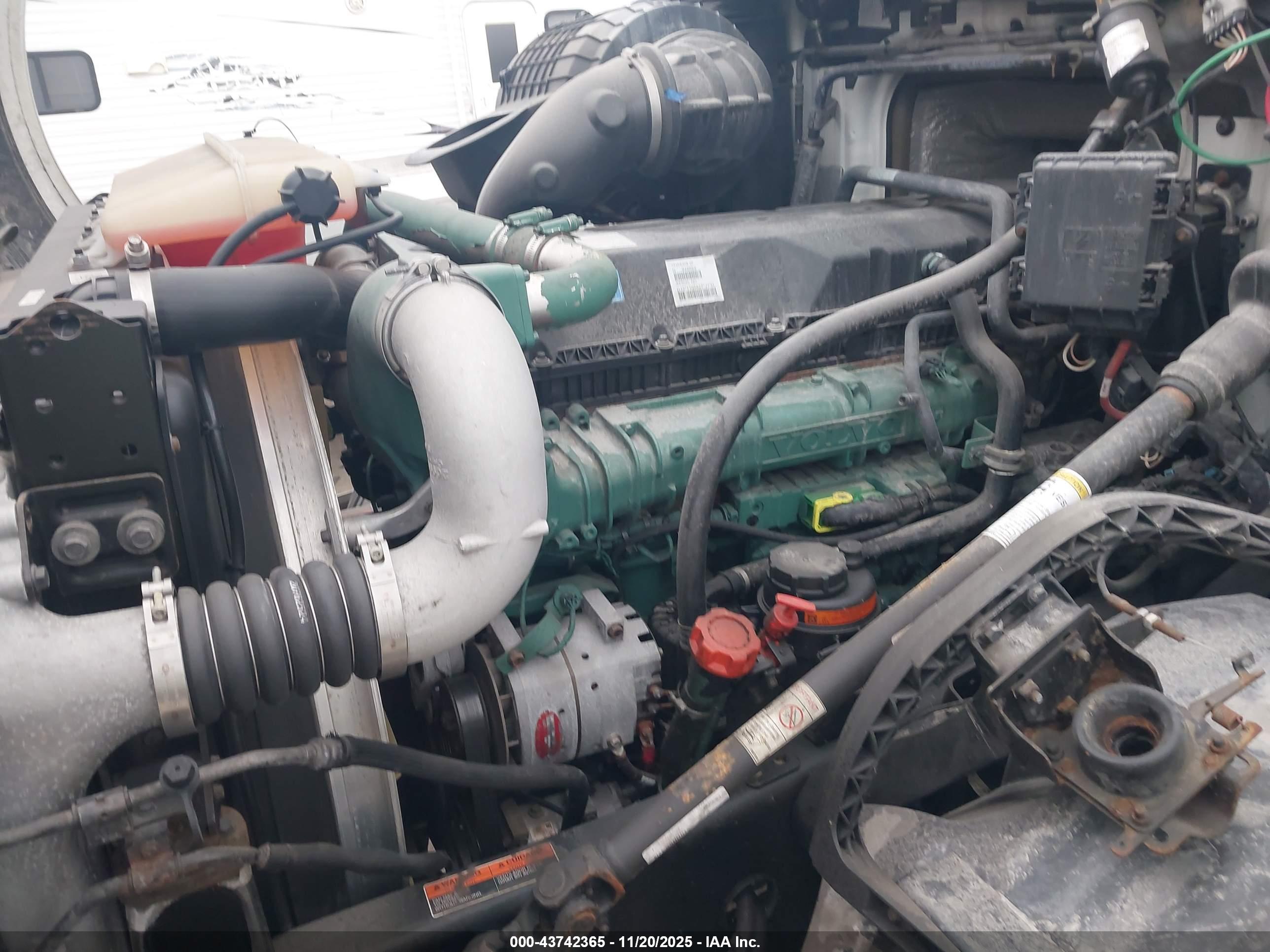 VOLVO VN image 10