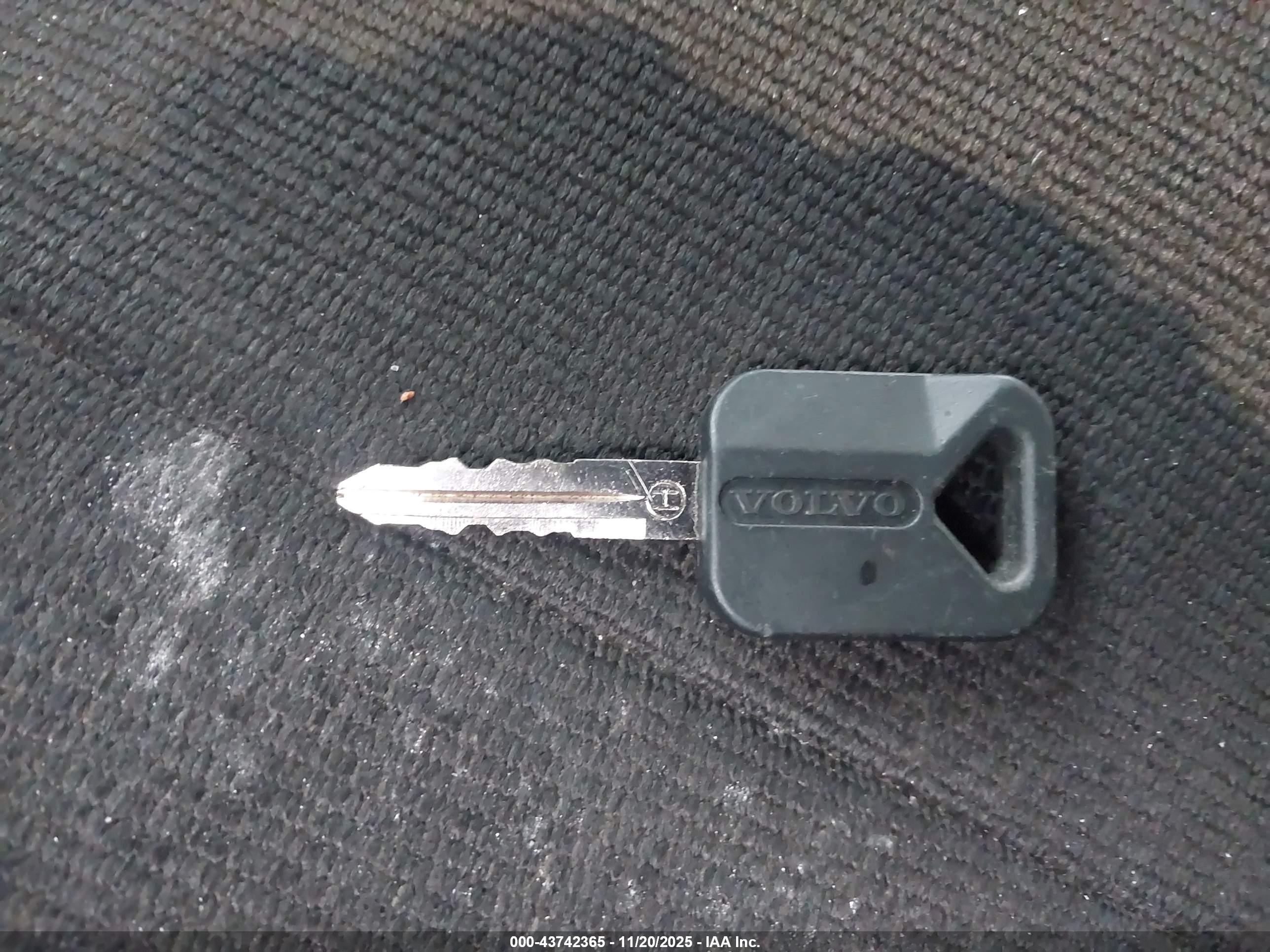 VOLVO VN image 11
