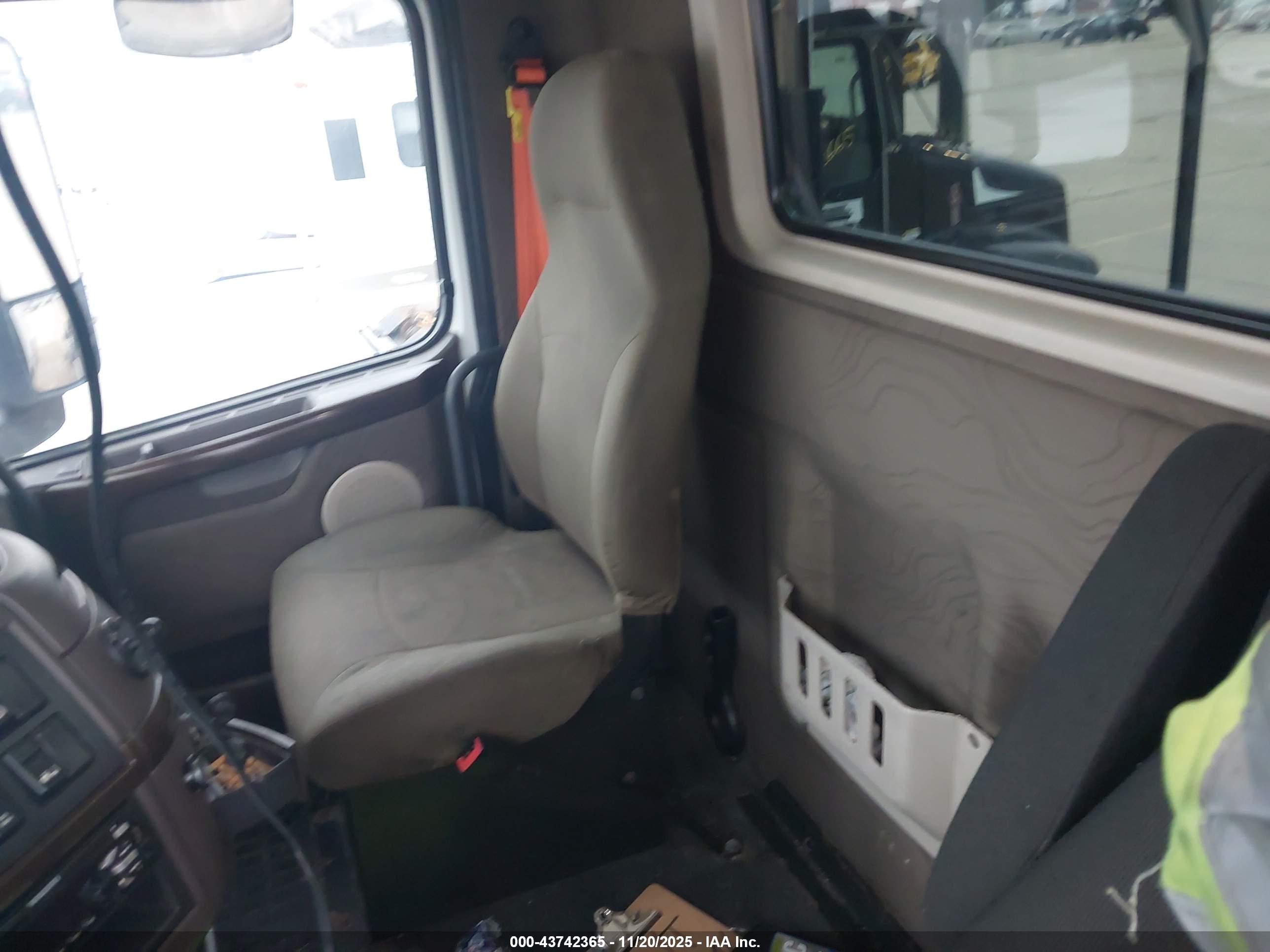 VOLVO VN image 7