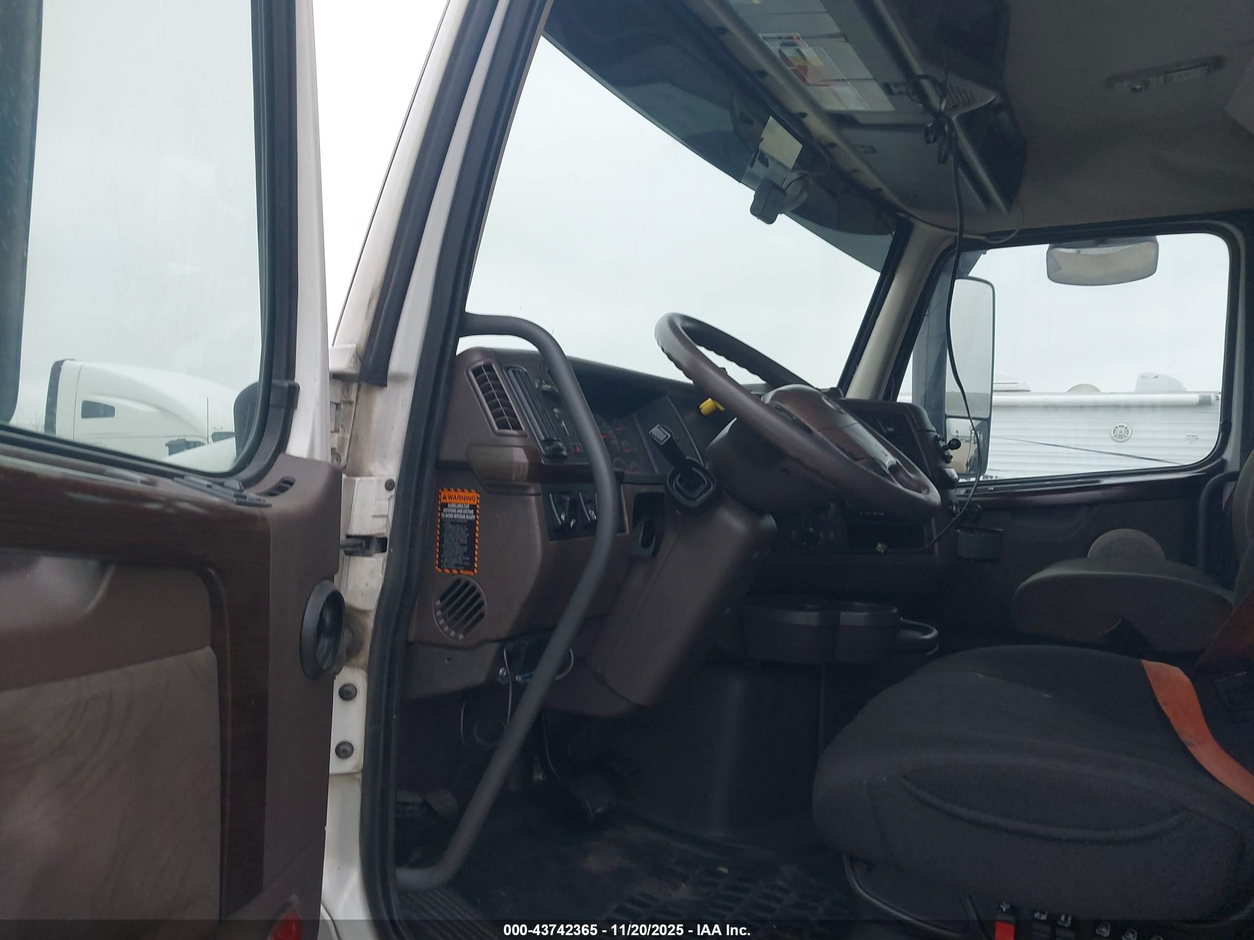 VOLVO VN image 8