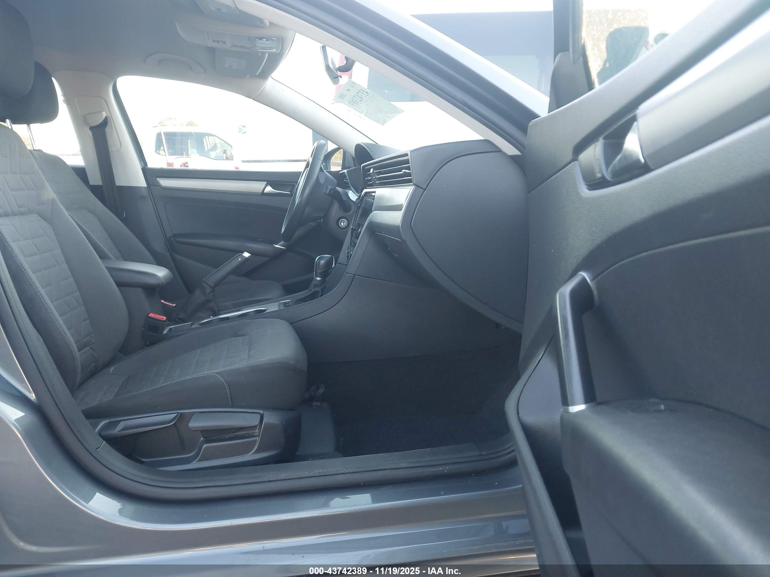 VOLKSWAGEN PASSAT image 5