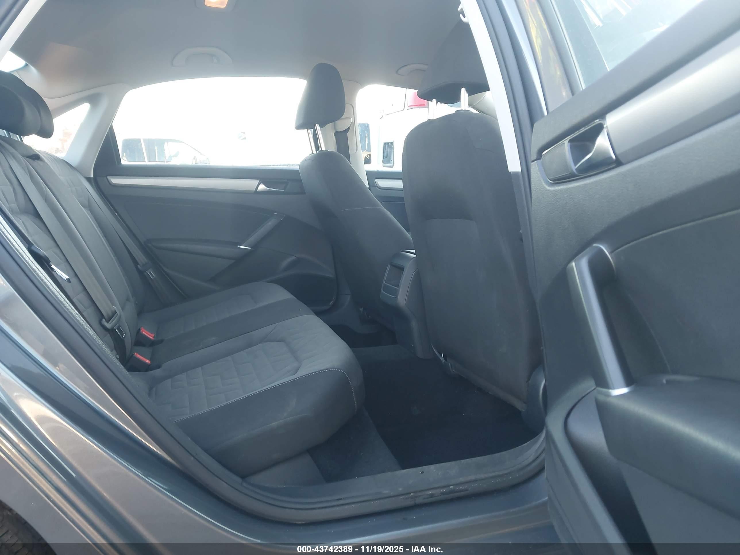 VOLKSWAGEN PASSAT image 8