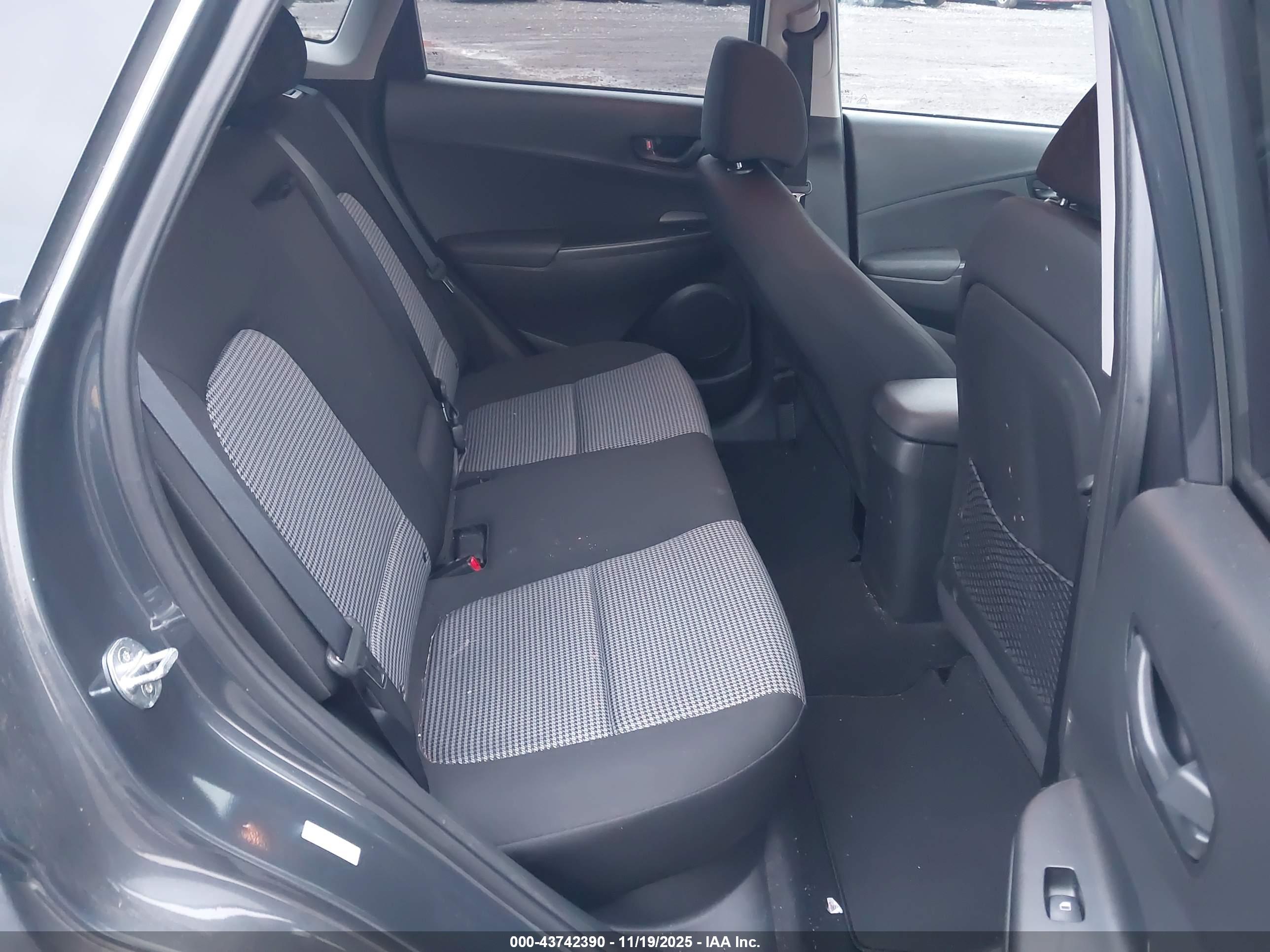 HYUNDAI KONA image 8