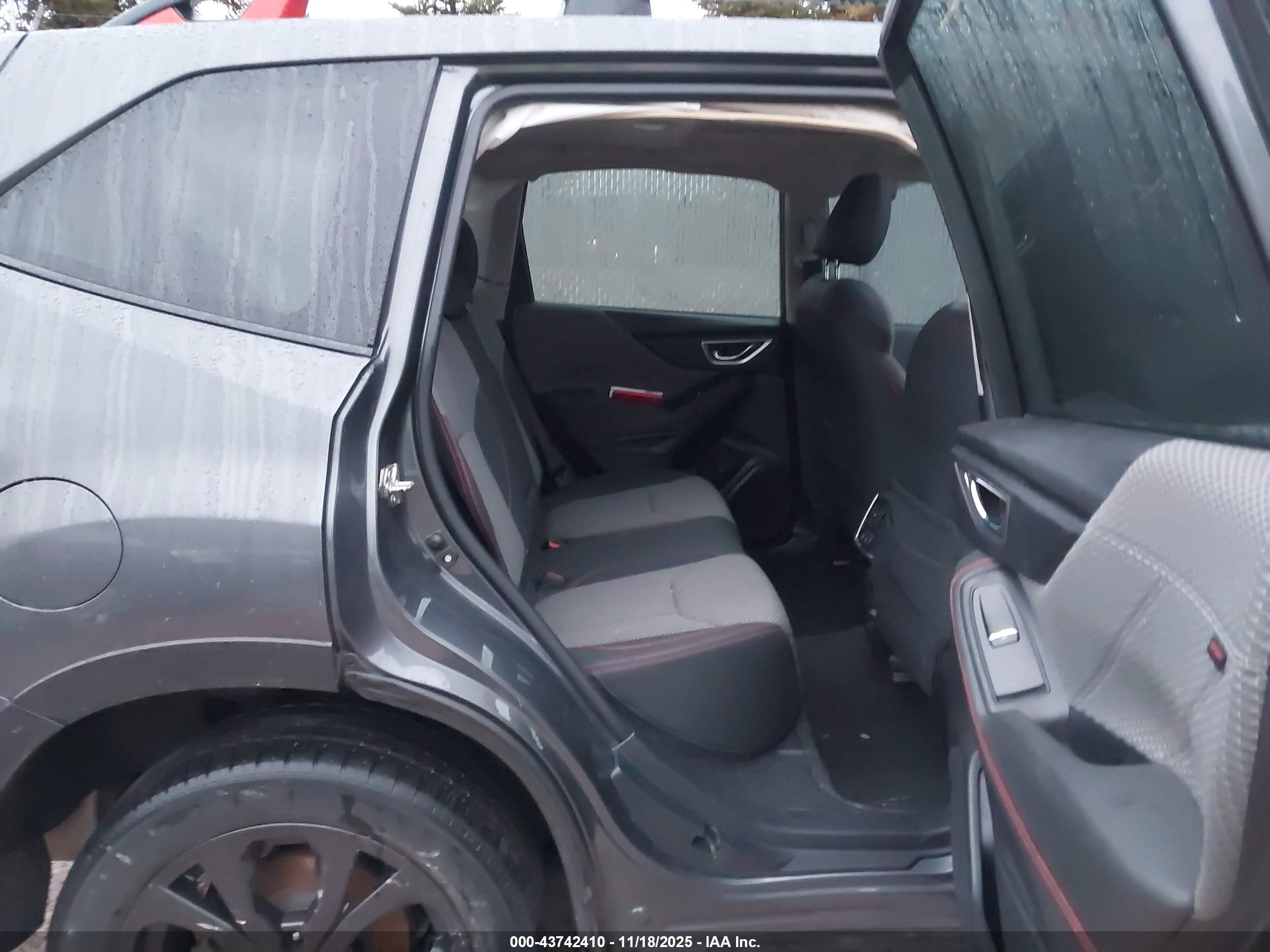 SUBARU FORESTER image 8