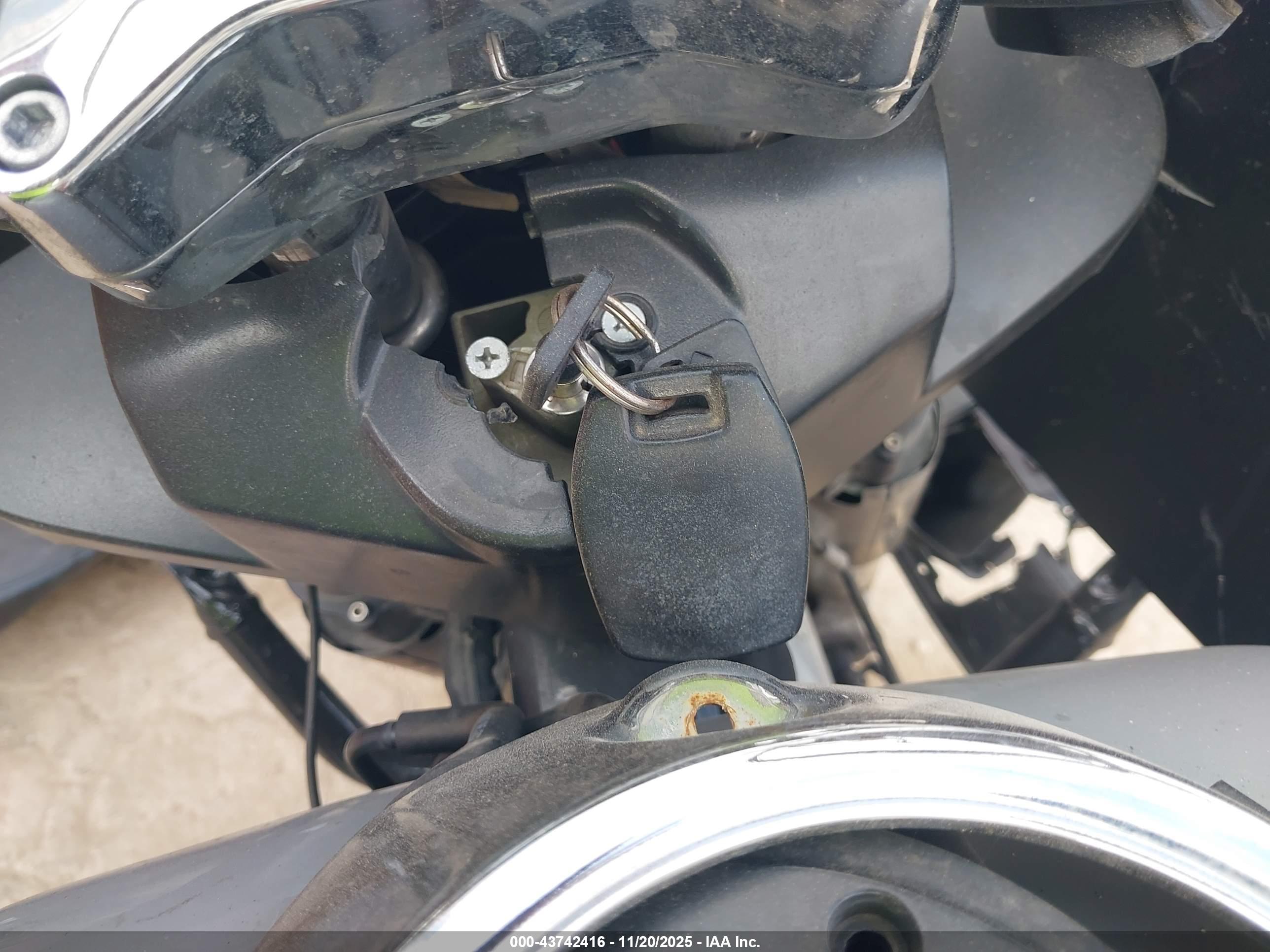 HARLEY-DAVIDSON FLTRX image 11