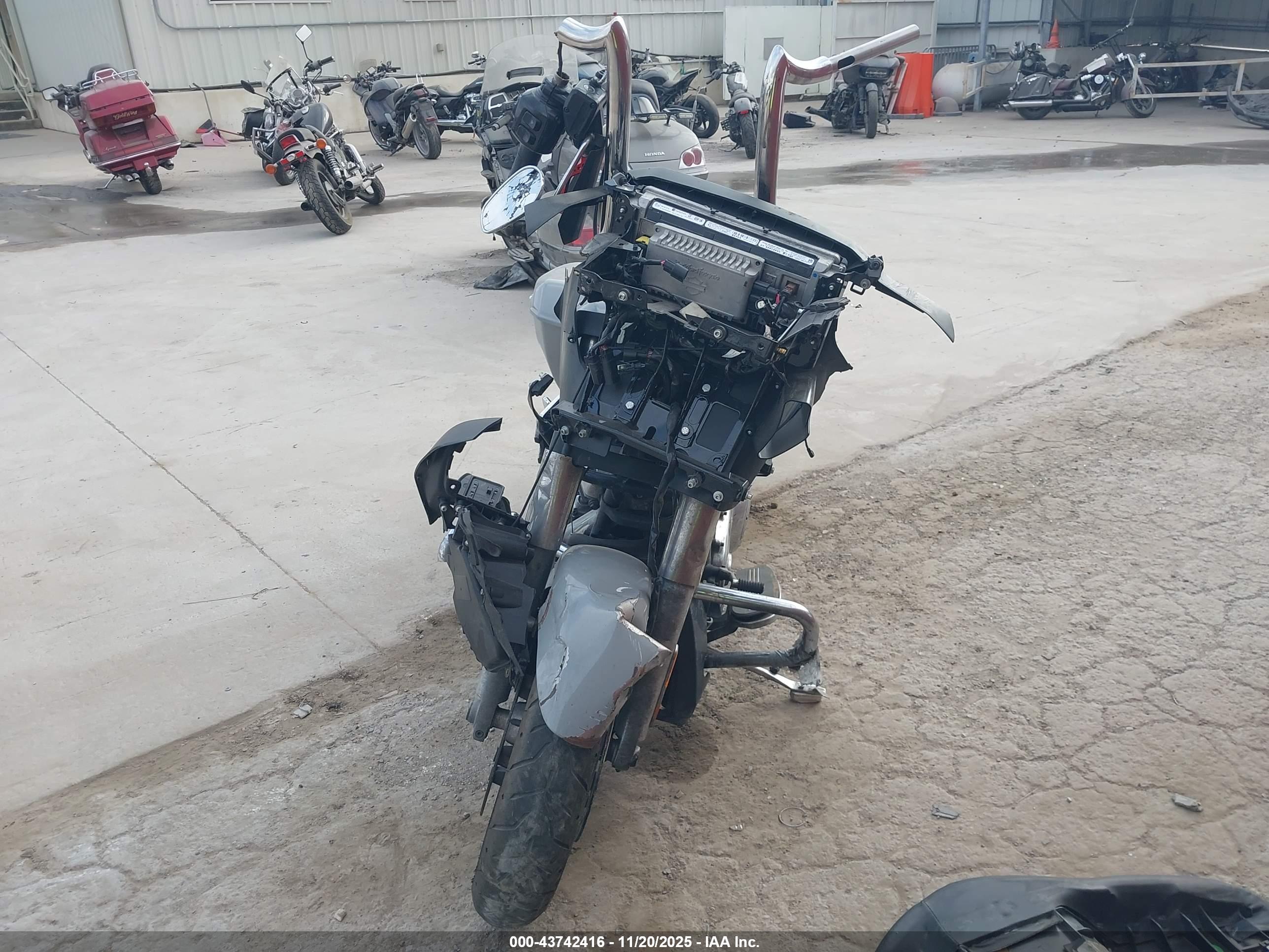 HARLEY-DAVIDSON FLTRX image 5