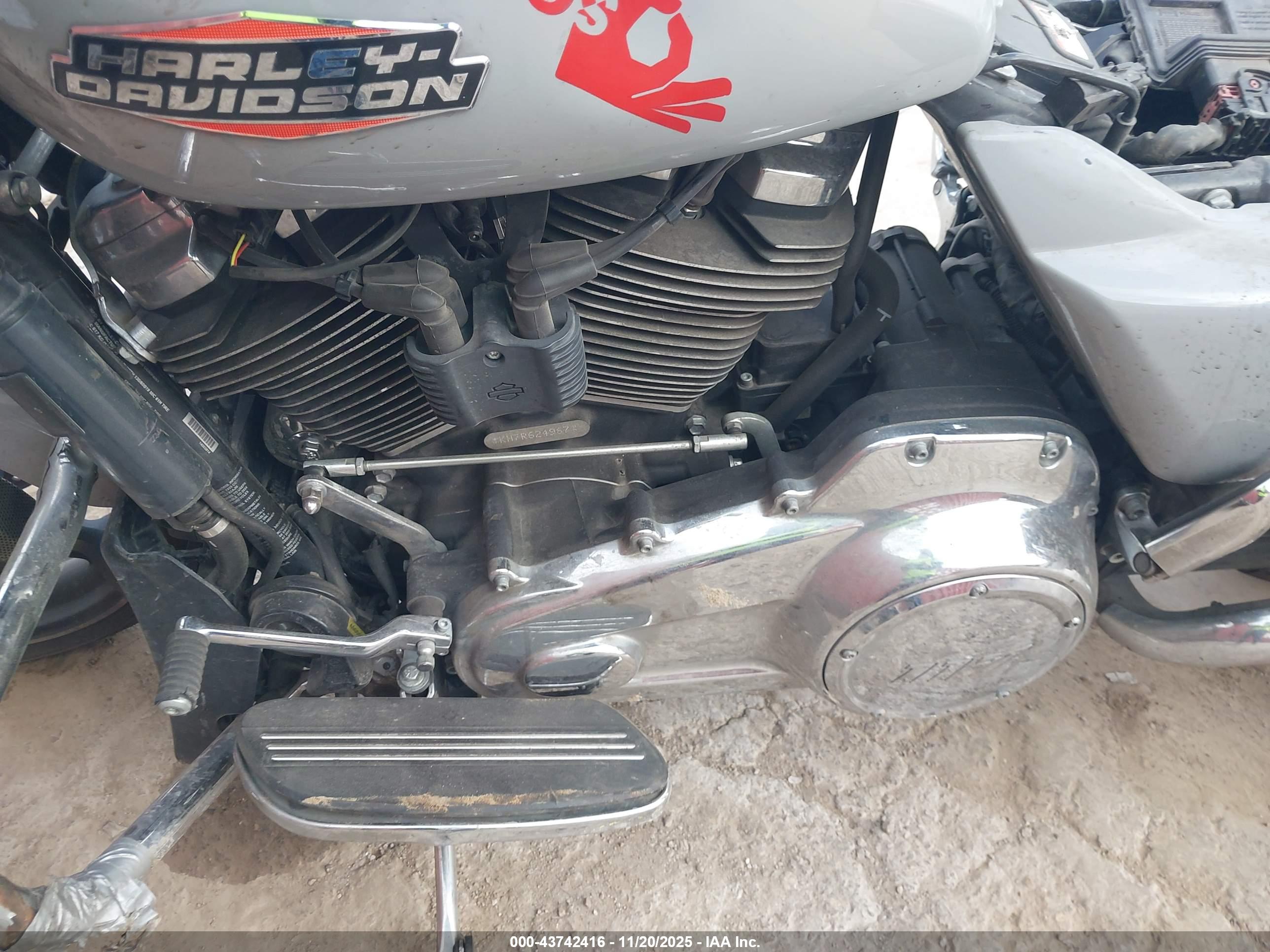HARLEY-DAVIDSON FLTRX image 9