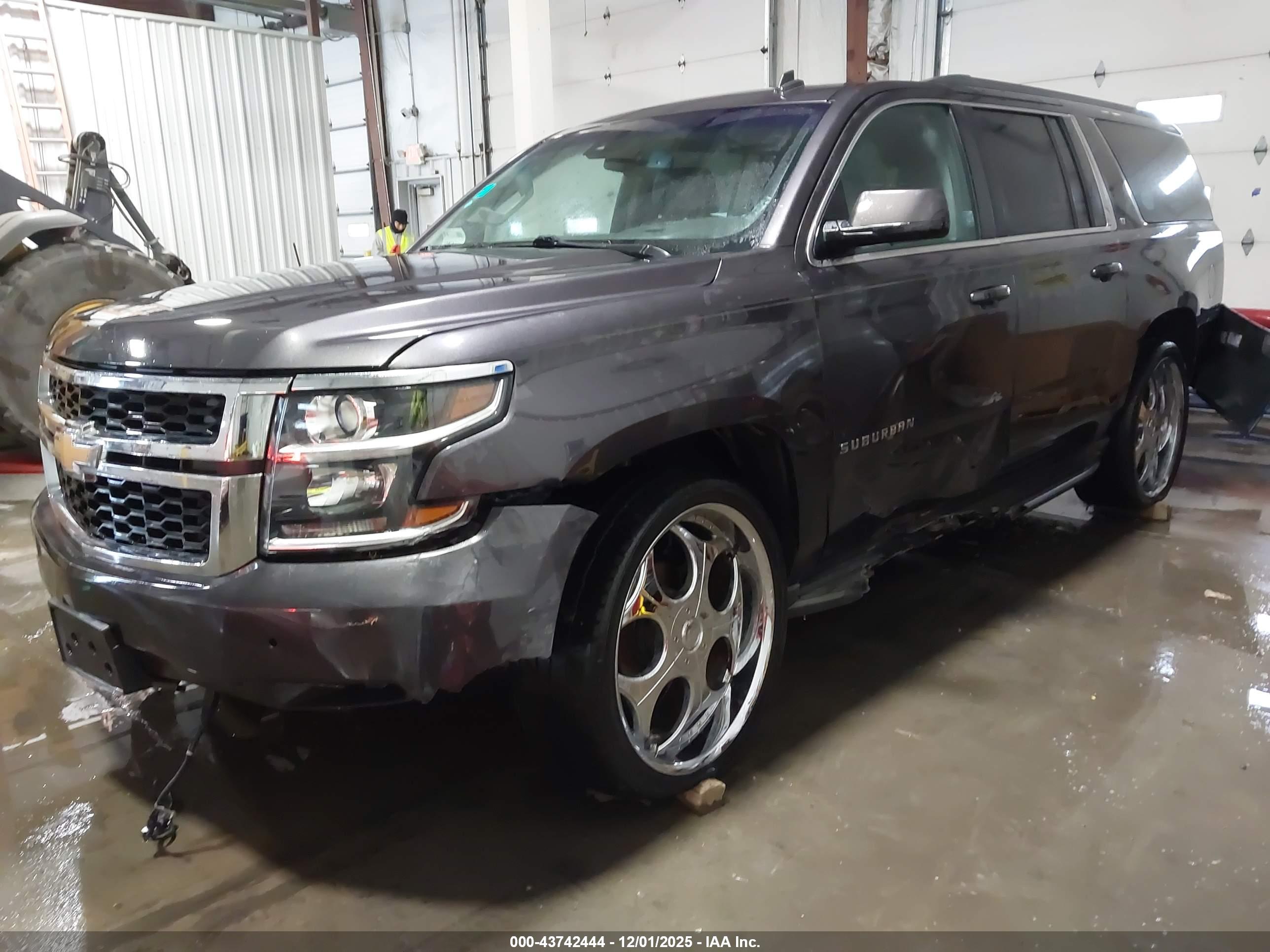 CHEVROLET SUBURBAN image 2